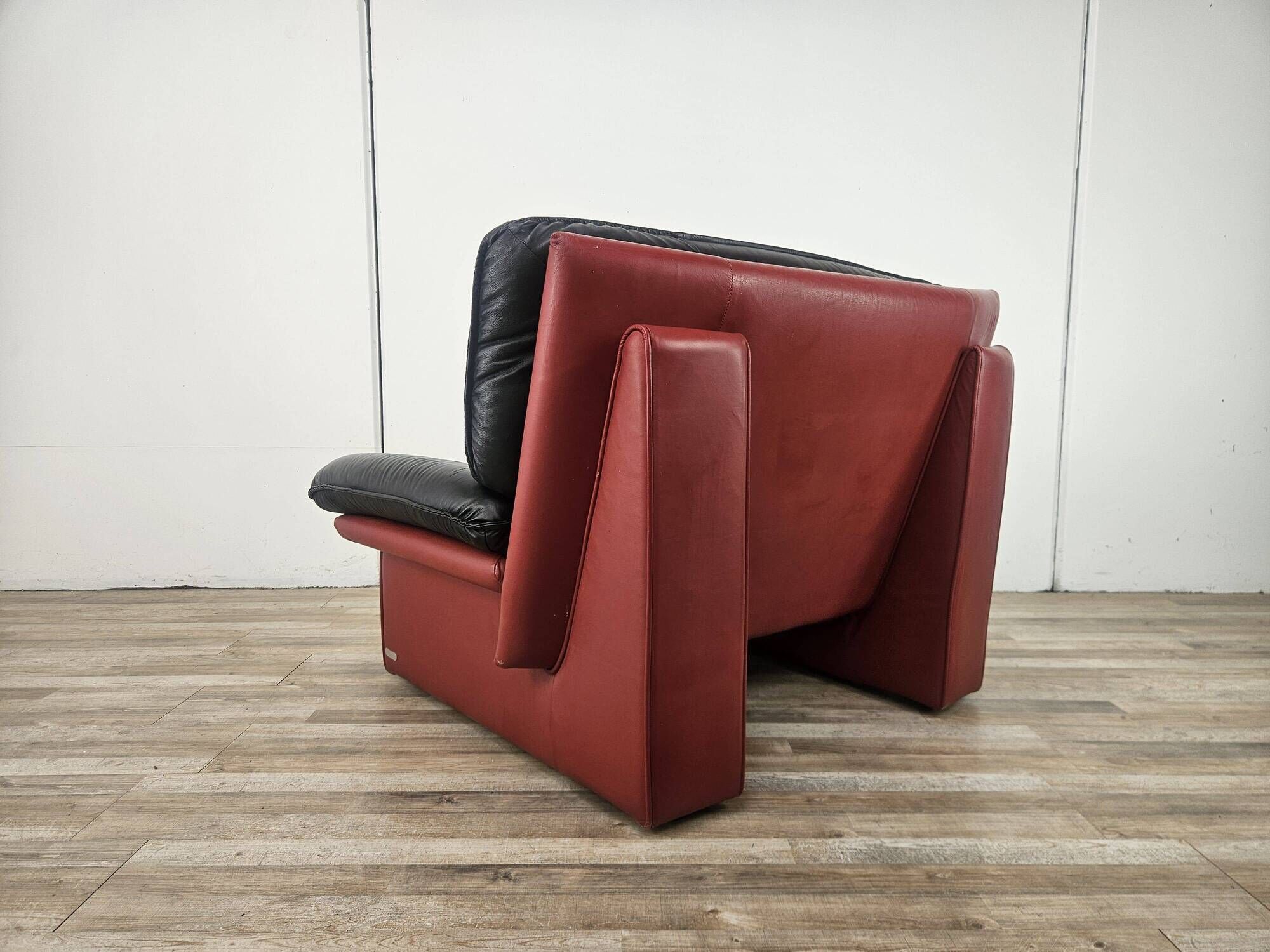 Red and black leather armchair by Nicoletti Salotti