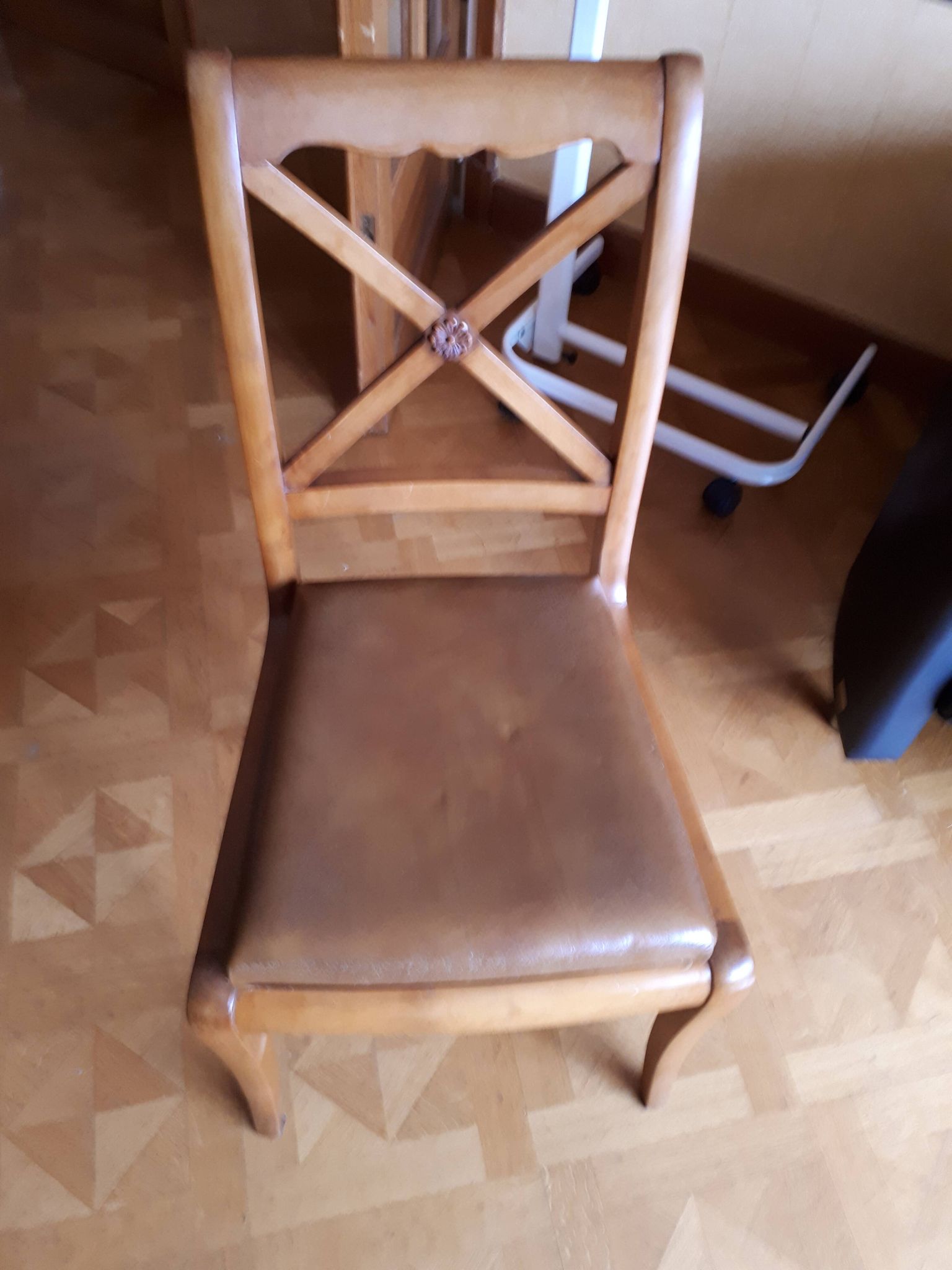 Chaise en bois assise en cuir