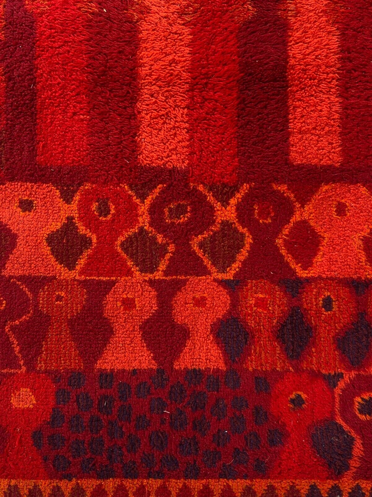Carpet 1970 pop design geometric red background wool 229 cm x 170 cm