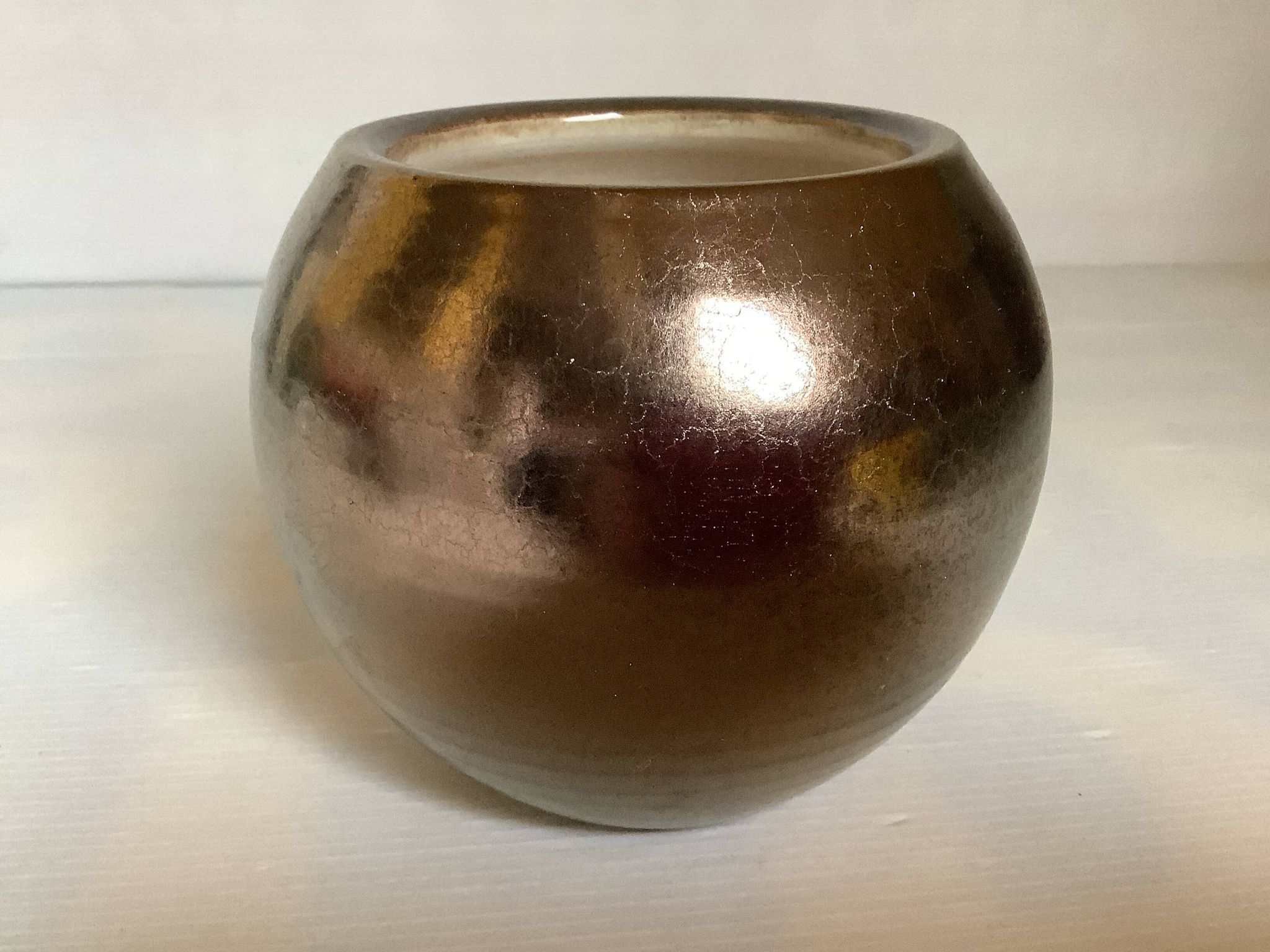 Small round vase, cracked golden ceramic.