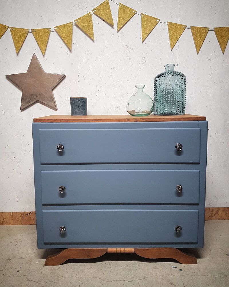 Dresser vintage mustache