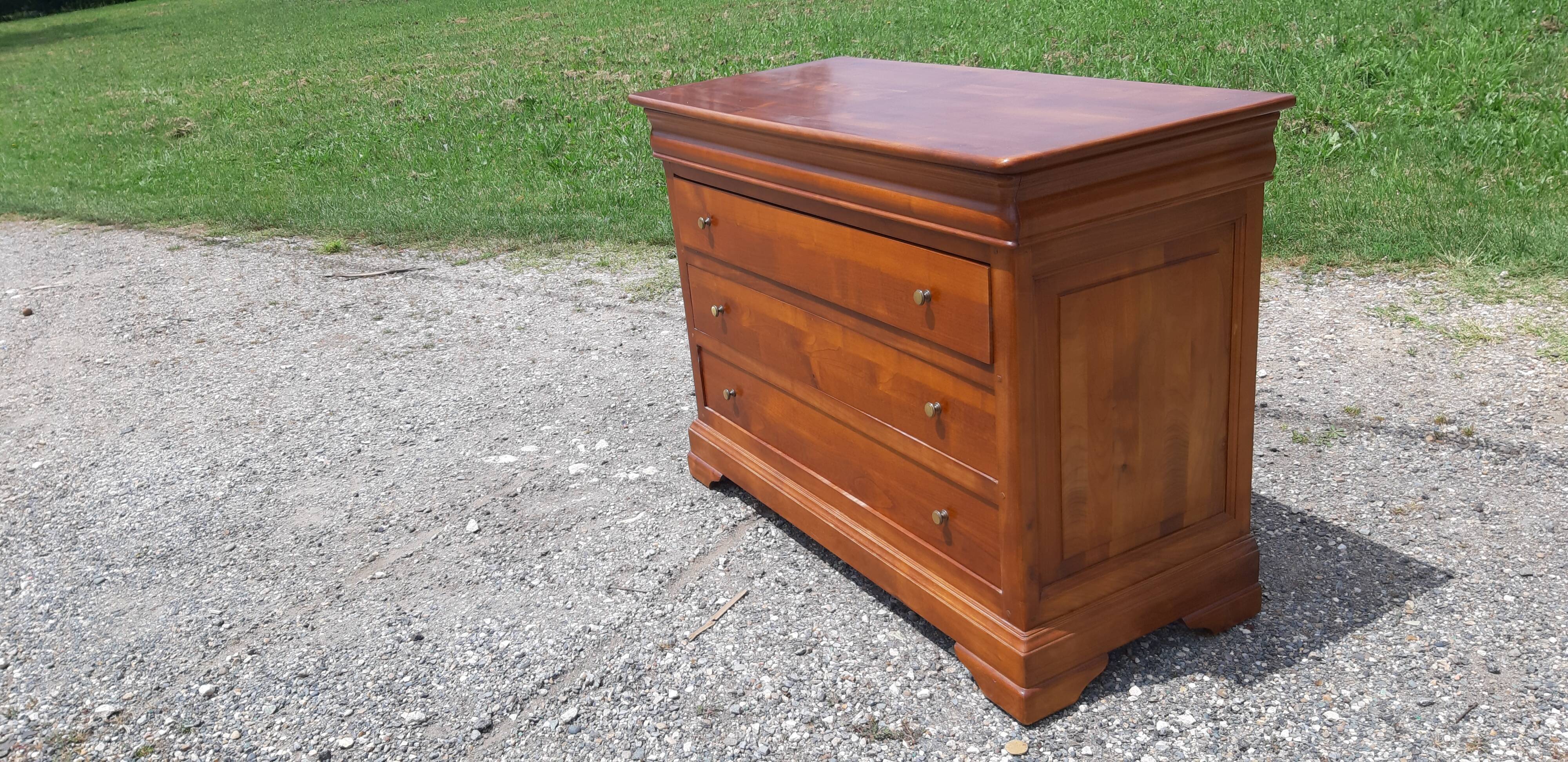 Cherry wood chest of drawers with 4 drawers
