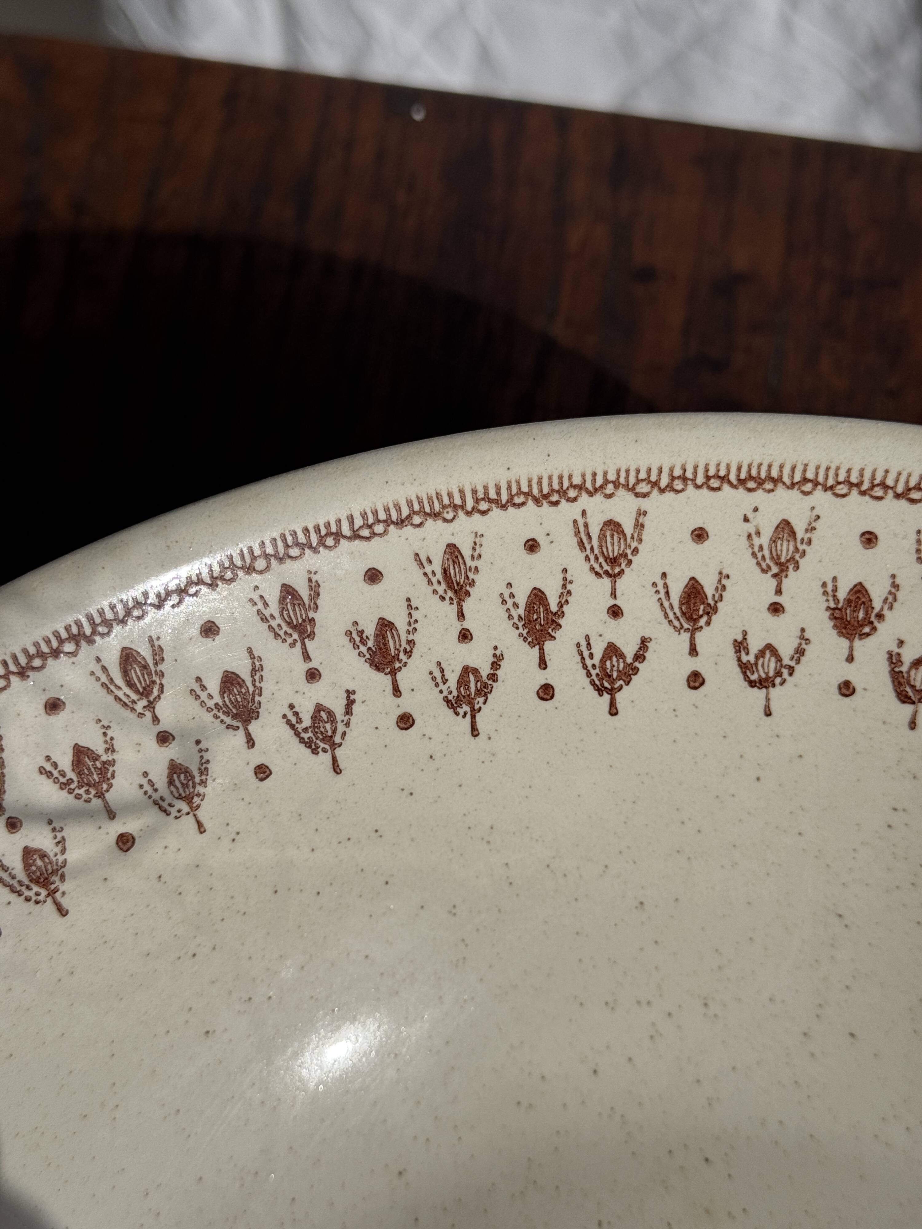 Set of a salad bowl and a vintage brown circular dish D28.