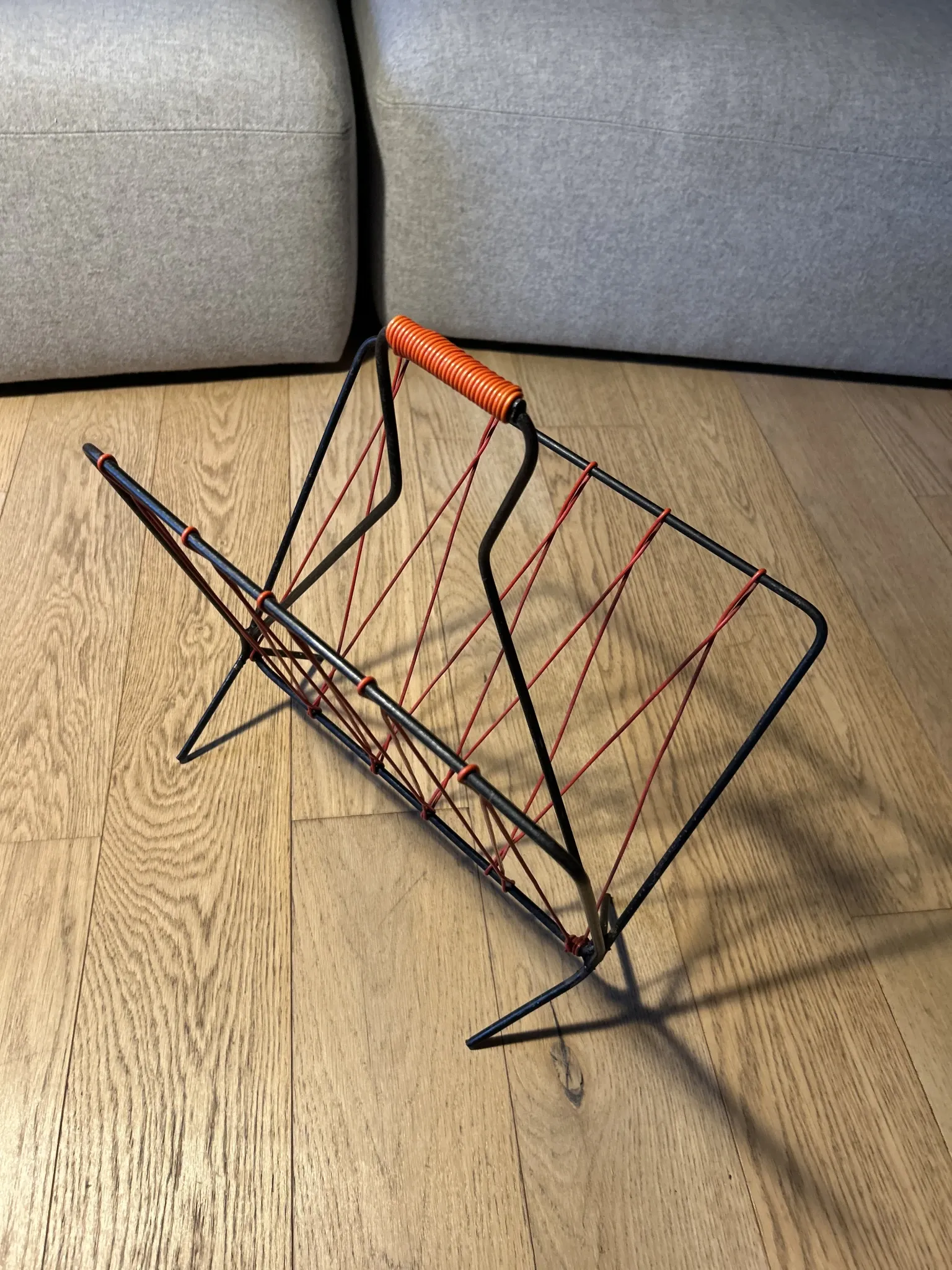 Vintage red and black scoubidou magazine rack, 1950s/60s