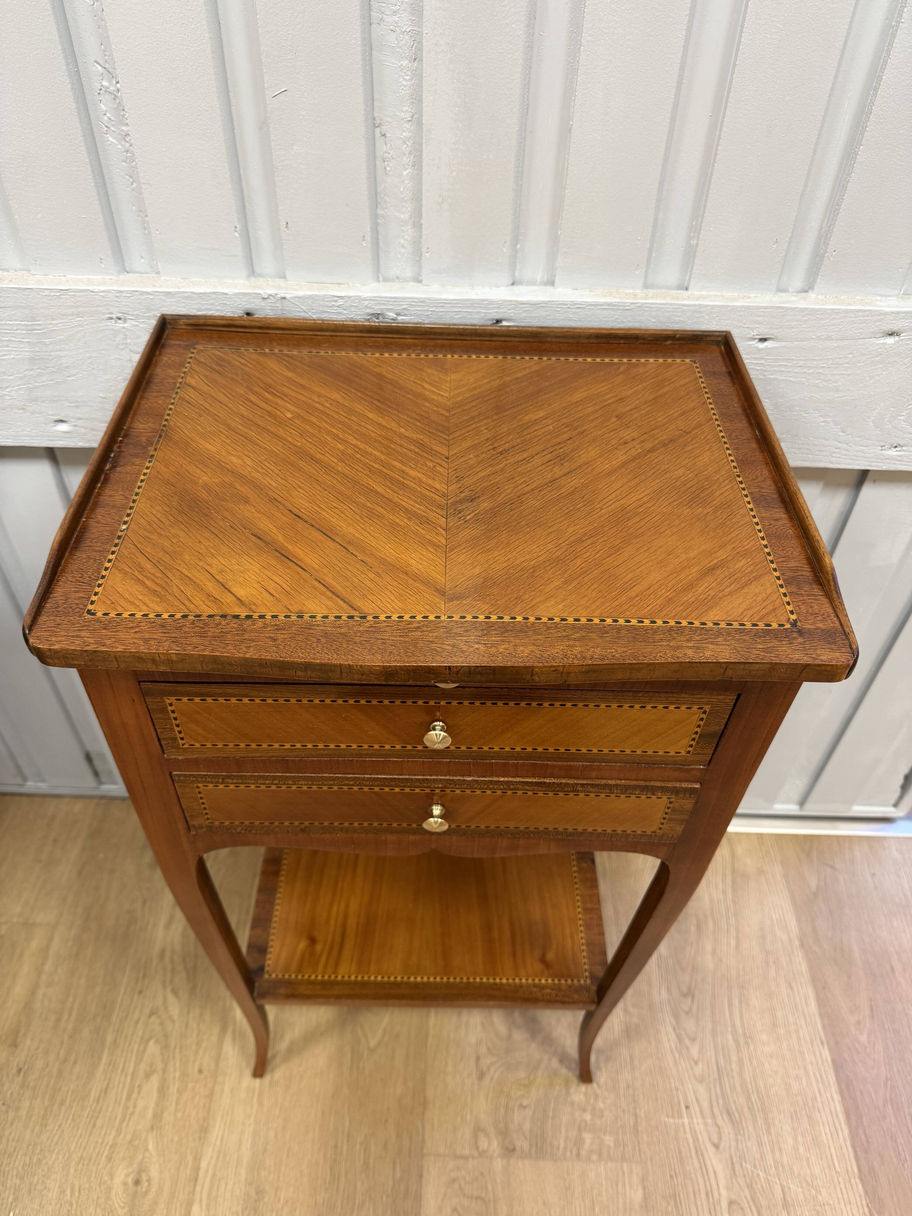 Petite table d appoint de style Louis XV