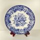 Set de 8 assiettes plates en faïence bleue, décor floral et oiseaux, XXe