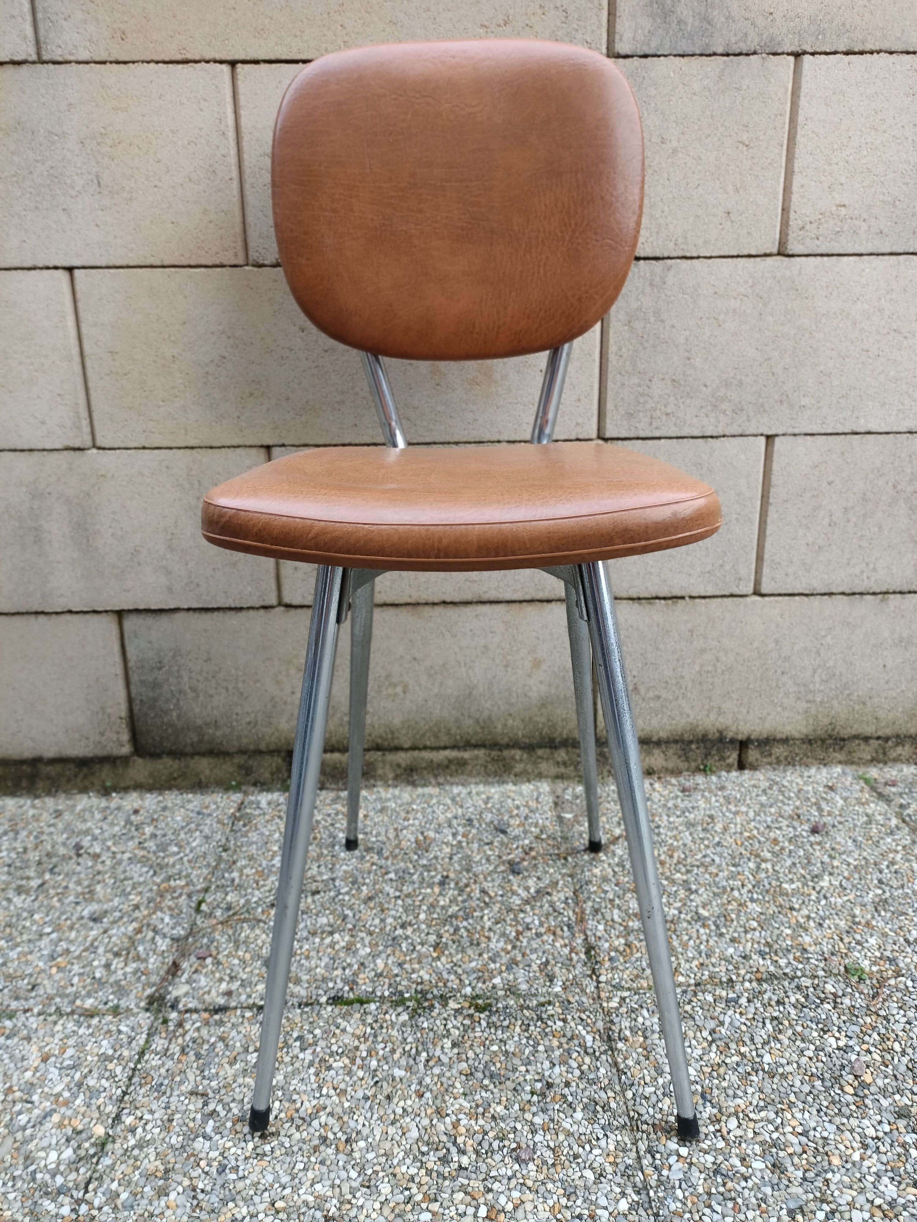 8 vintage chairs in skaï