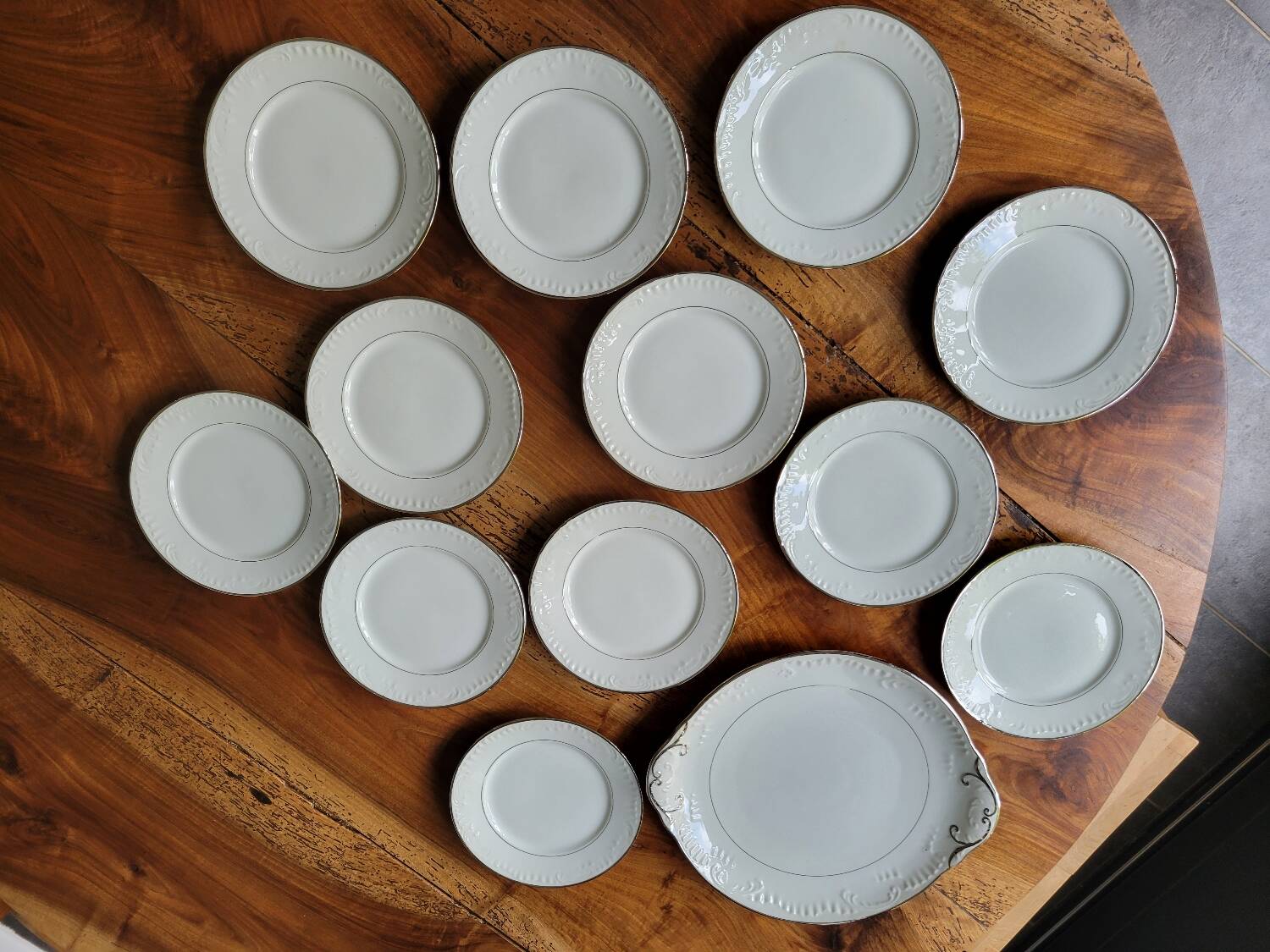 Silver-edged dessert service and its dish