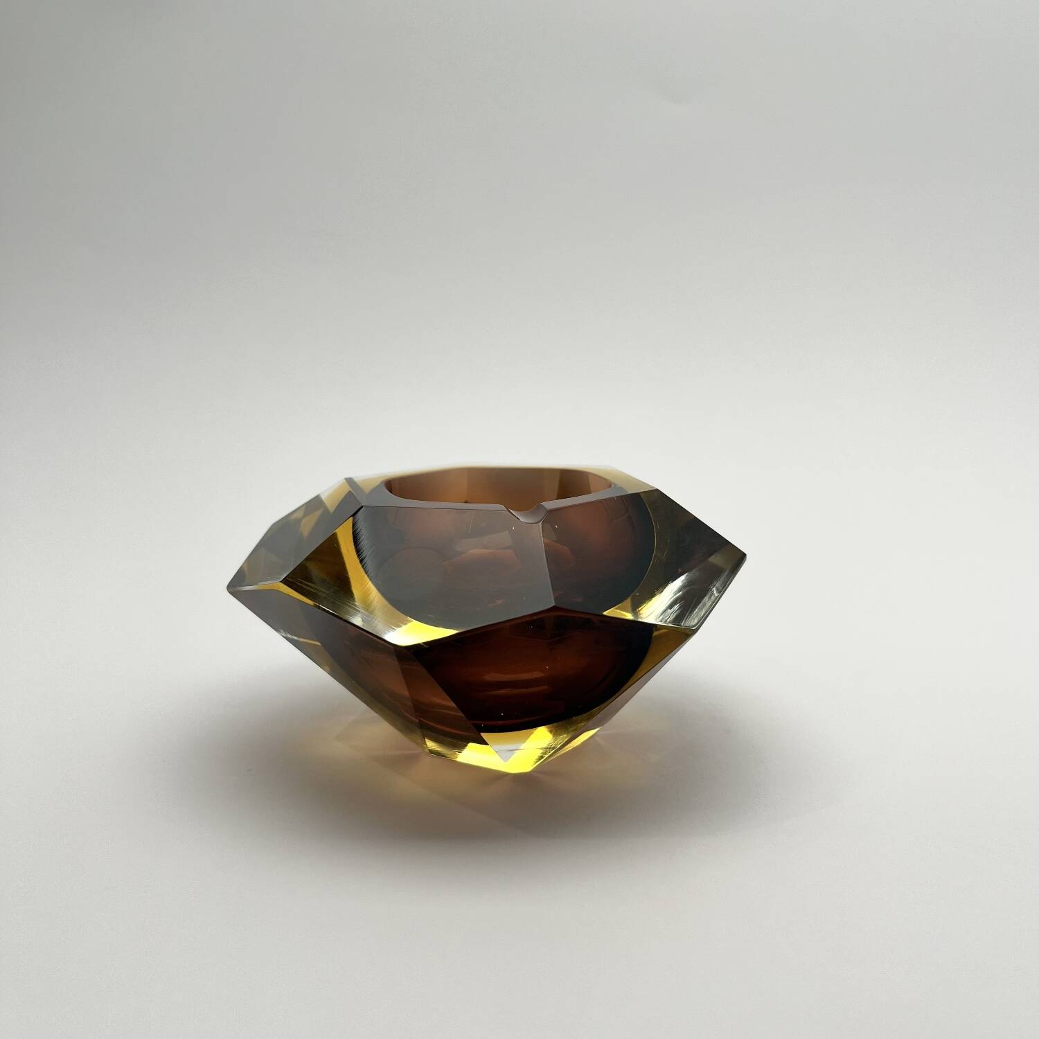 Cendrier en verre à facettes attribué à Seguso, Murano, Italie, années 1970