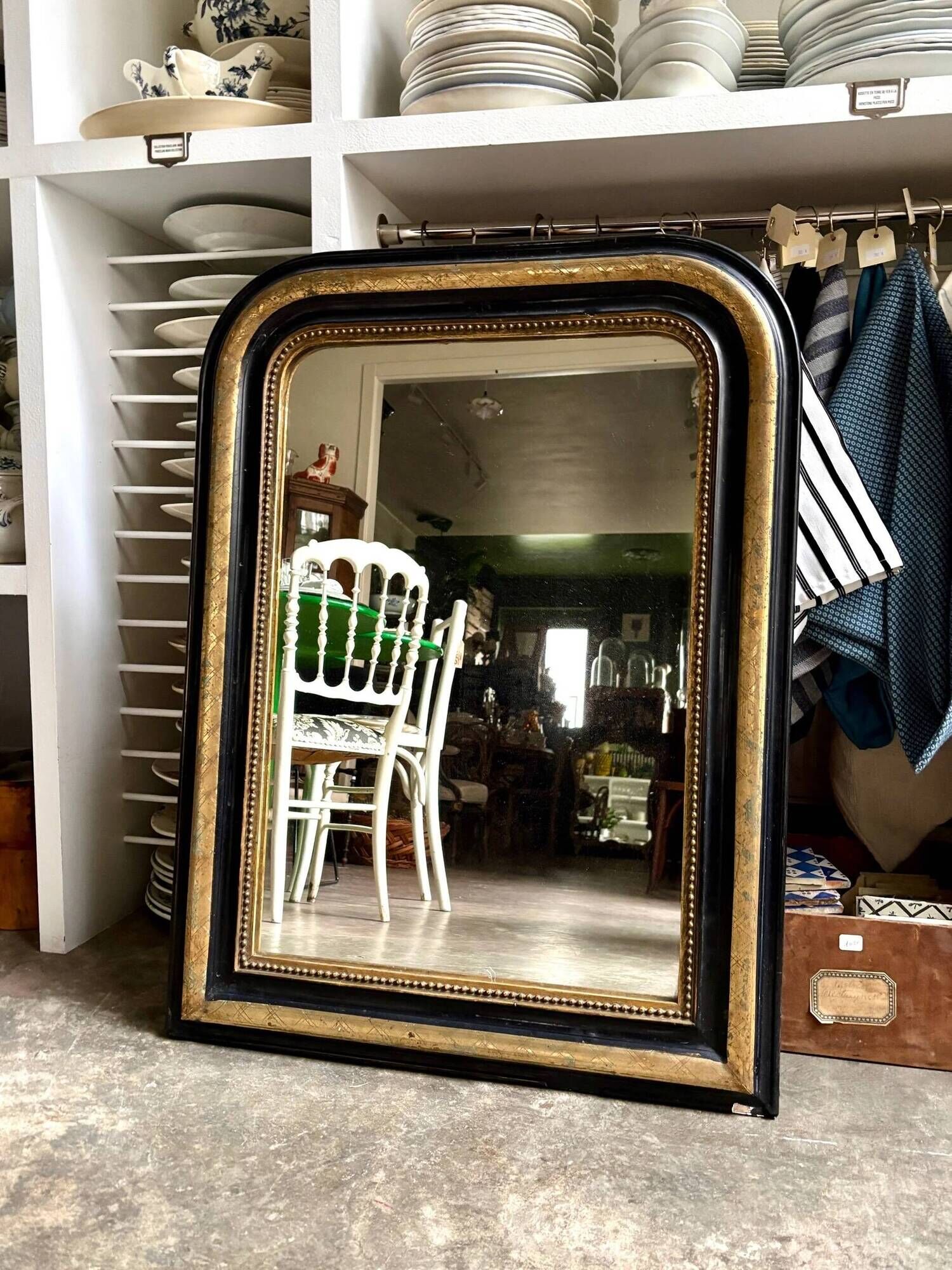 Miroir classique en bois et stuc noir et doré 85 x 63 cm