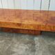 Table basse des années 70, placage en loupe d’orme