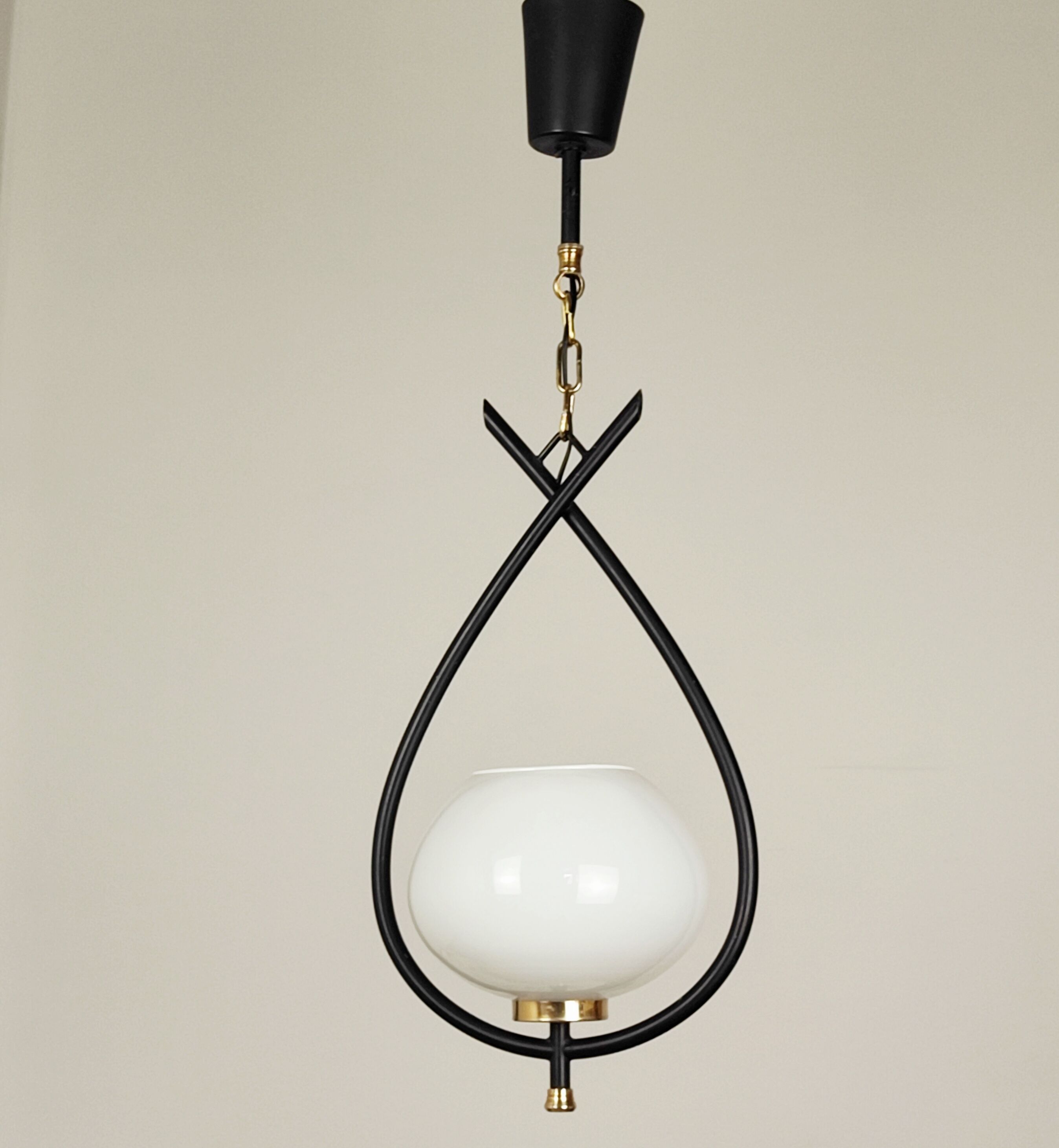 Metal and opaline suspension