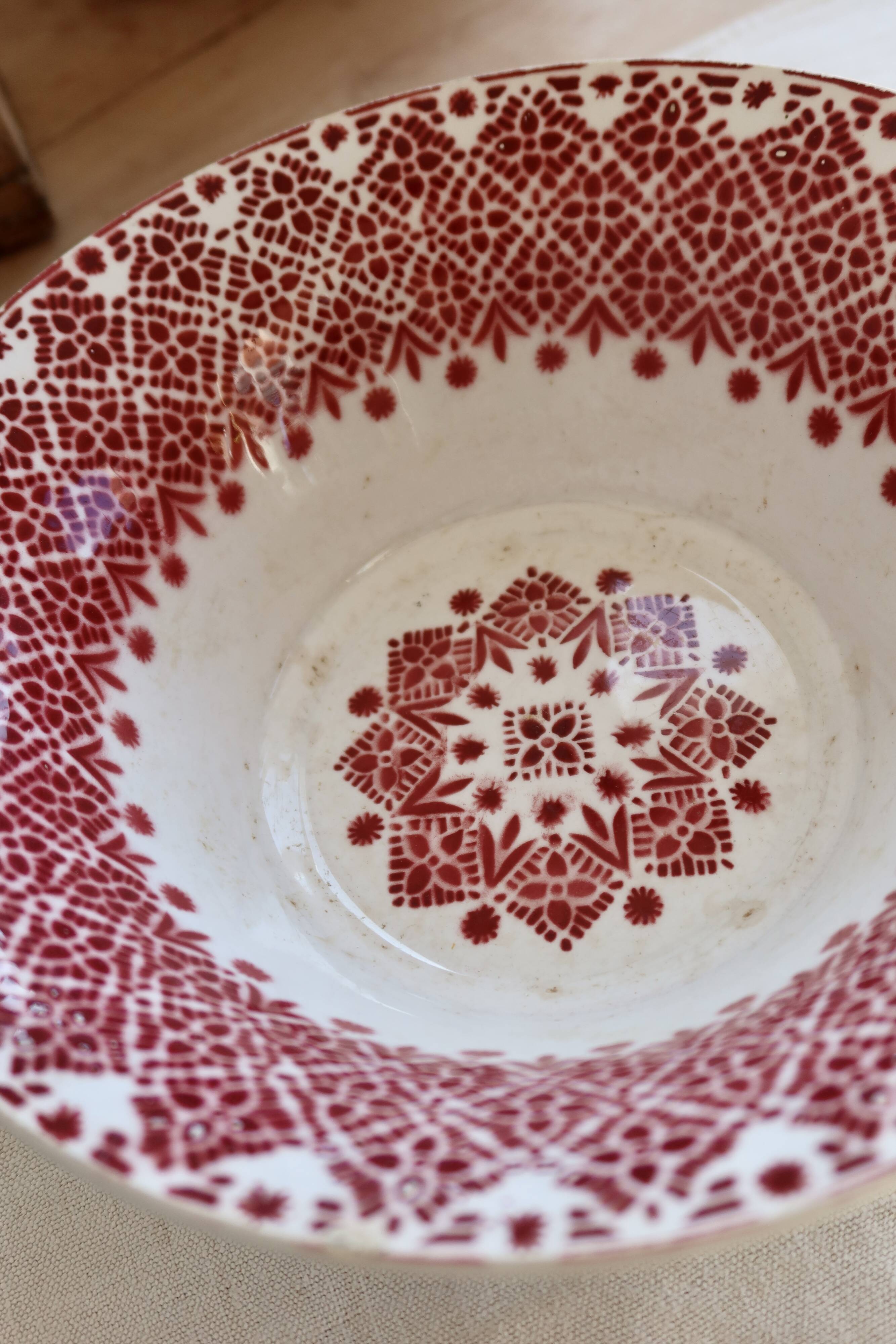 Antique Saint-Amand faience salad bowl model 2078 – Burgundy geometric pattern