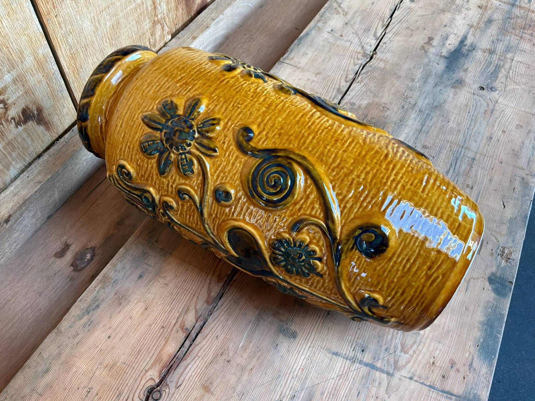 Vase West Germany en céramique - décor floral en relief
