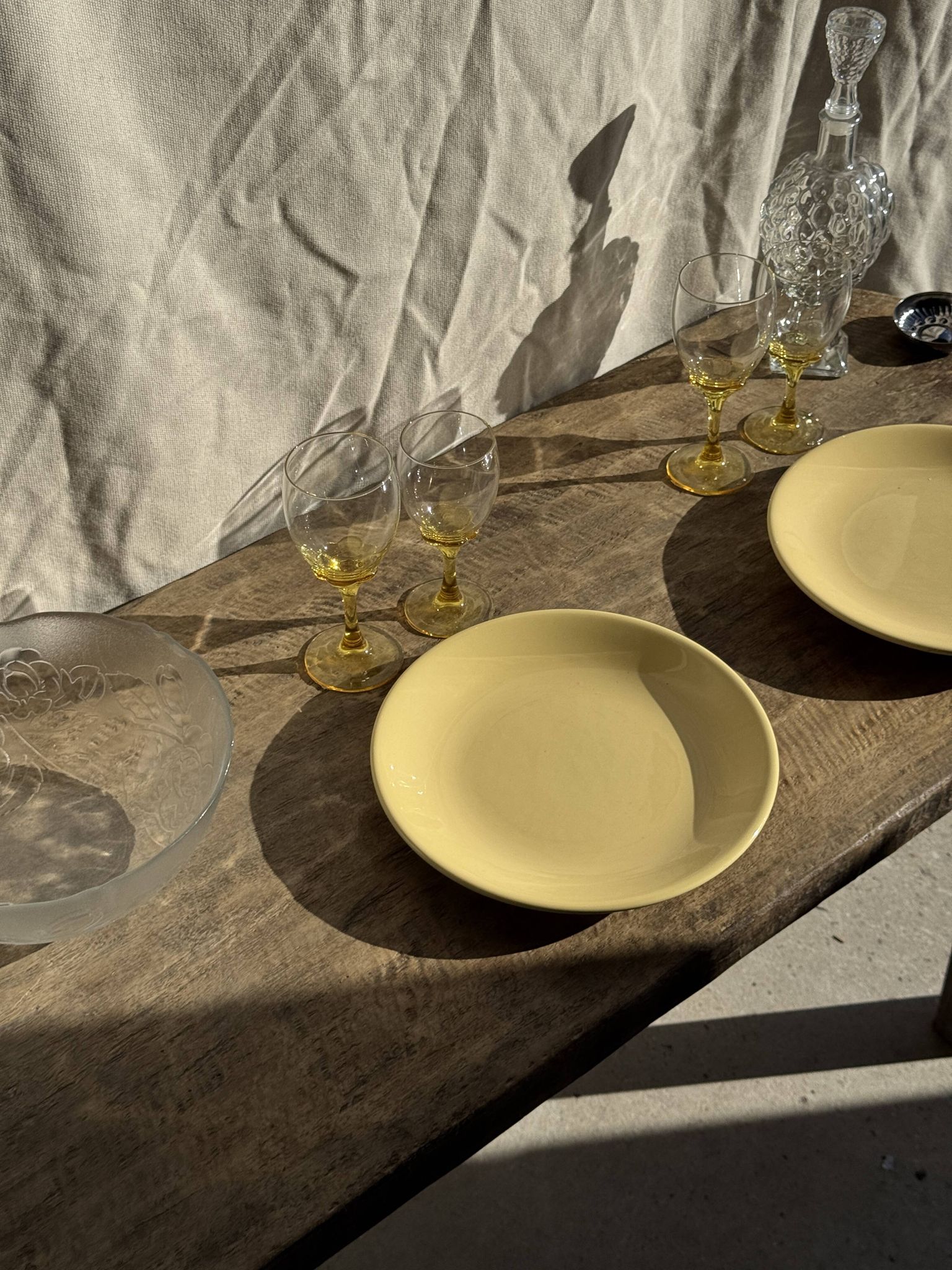 Lot de 2 grandes assiettes jaunes sans marque D25,5