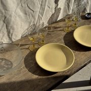 Lot de 2 grandes assiettes jaunes sans marque D25,5