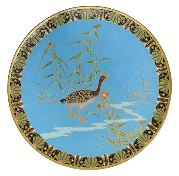 Plat rond en émaux cloisonnés sur cuivre montrant un oiseau dans un paysage