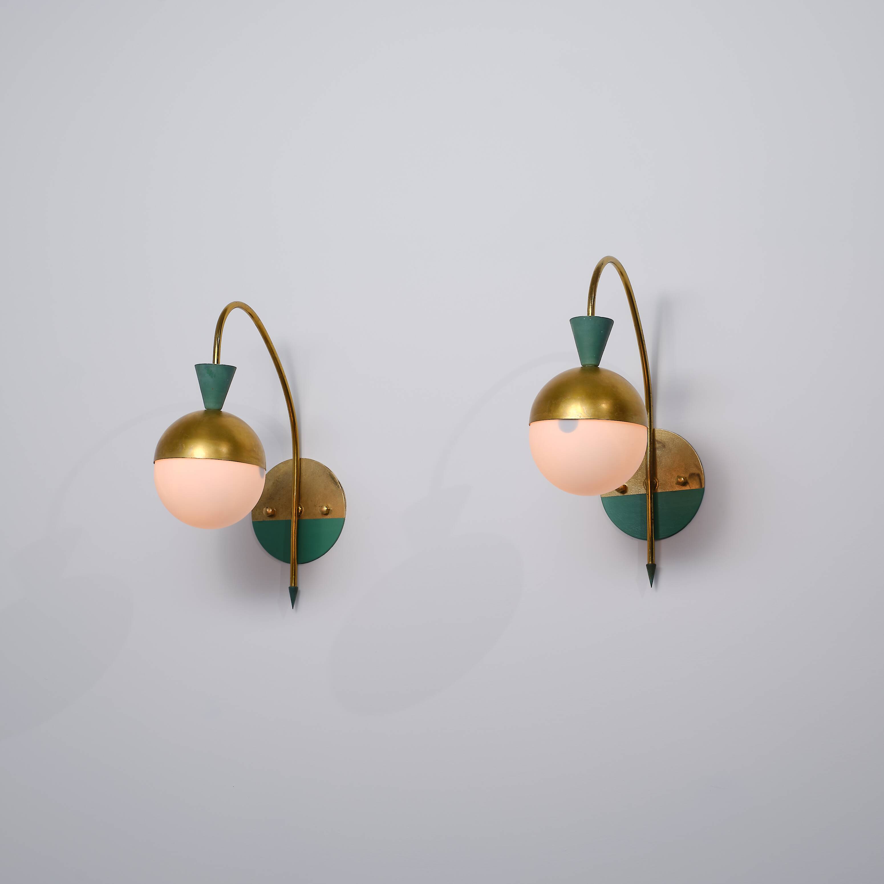 Paire d'appliques italiennes en laiton des années 1950 attribuées à Stilnovo avec verre opalin