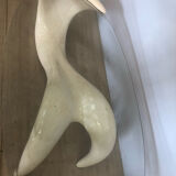 Table basse abstraite en forme de femme et en fibre de verre marbré