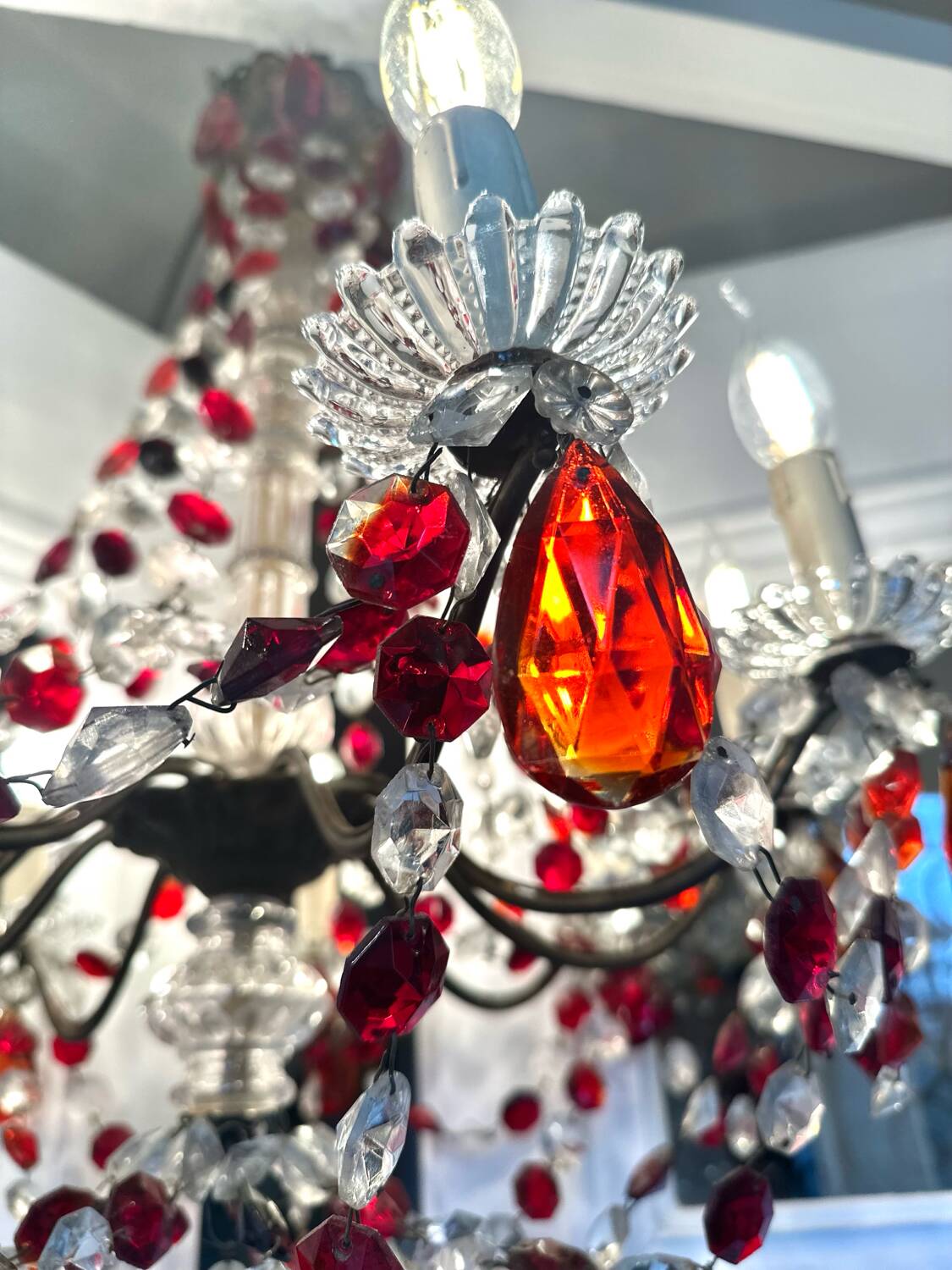 Lustre 9 feux ancien à pampilles en cristal rouge | Selency