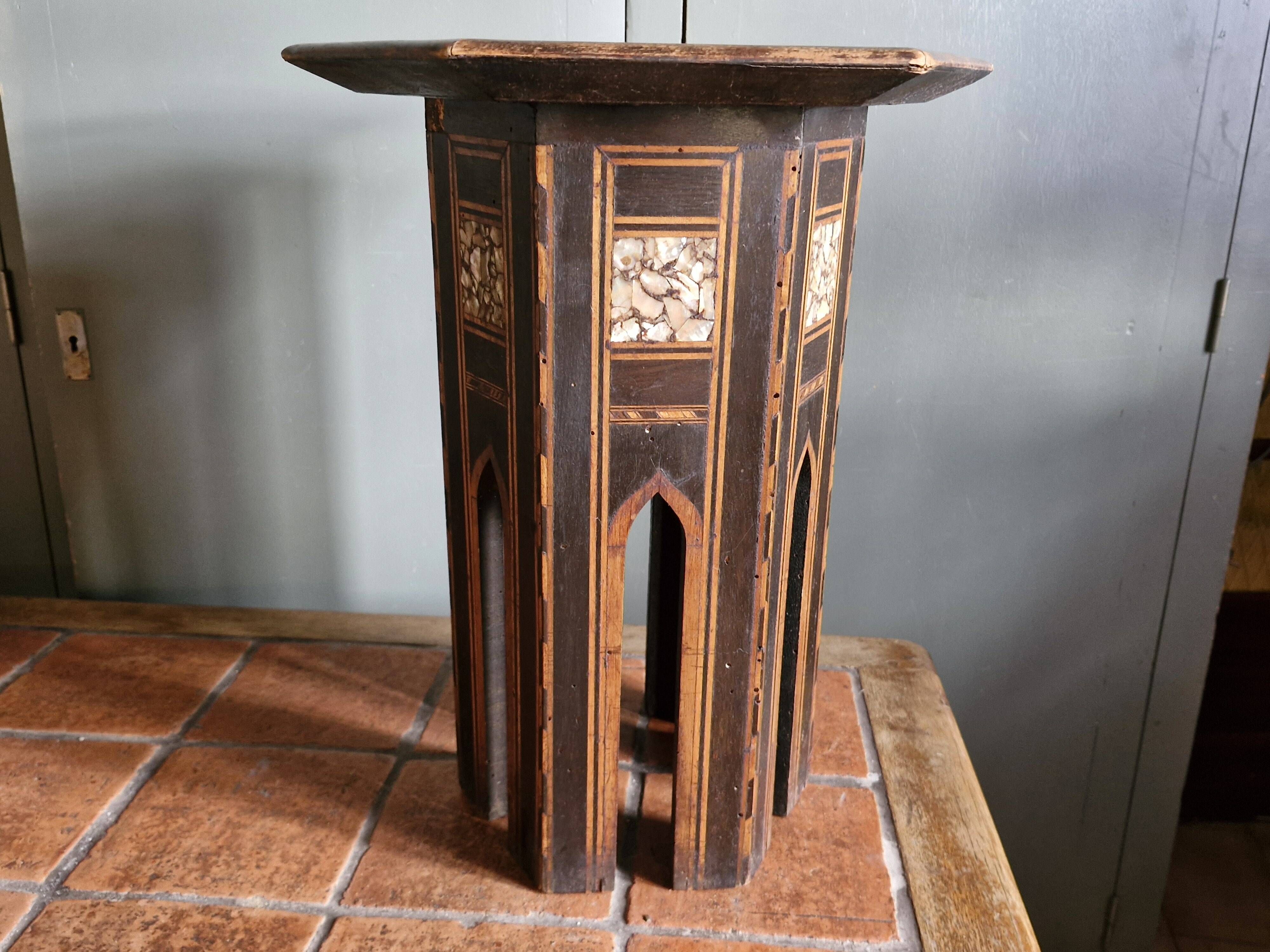 Antique octagonal table with mother-of-pearl inlays - Syria or Egypt