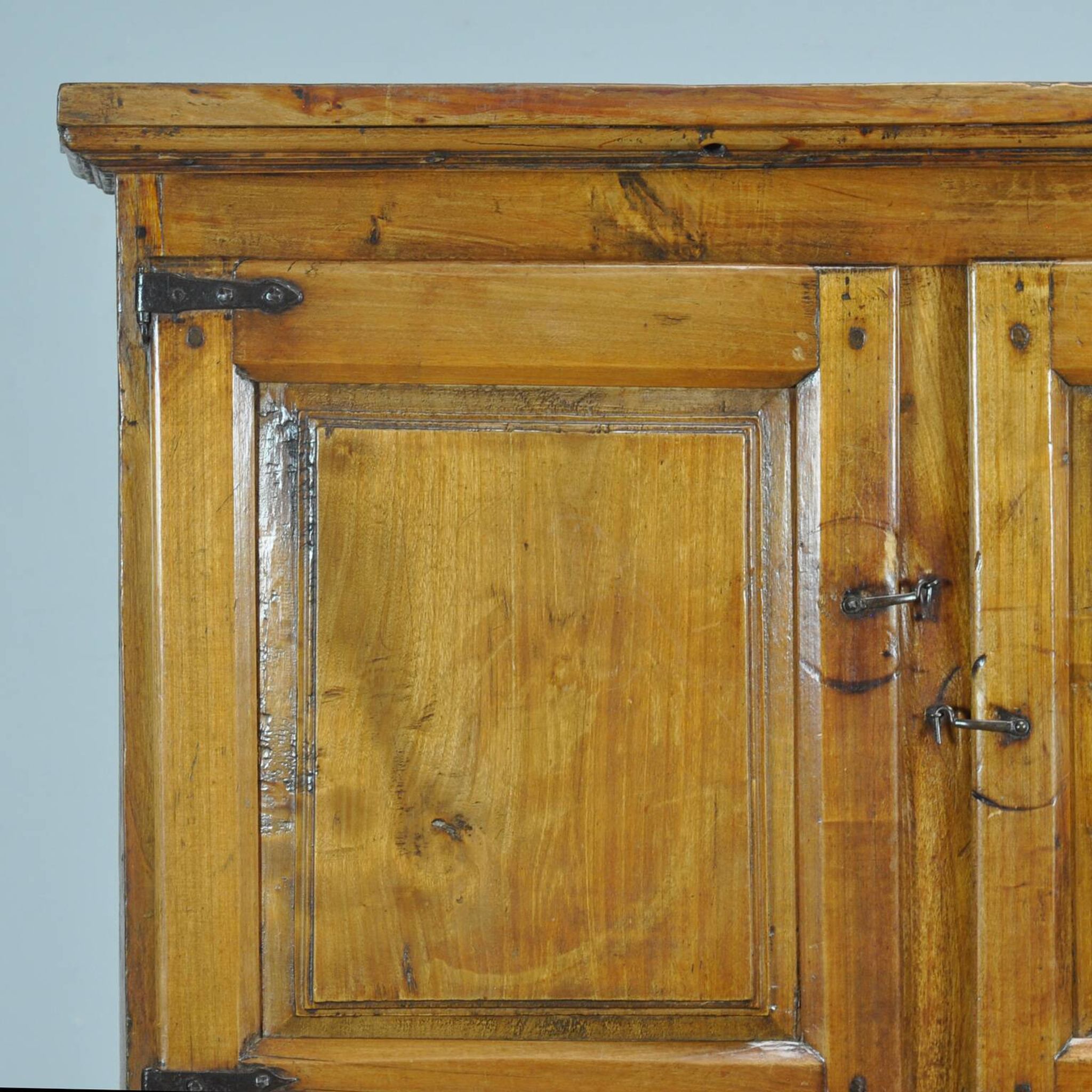 Cabinet en châtaignier espagnol, vers 1800