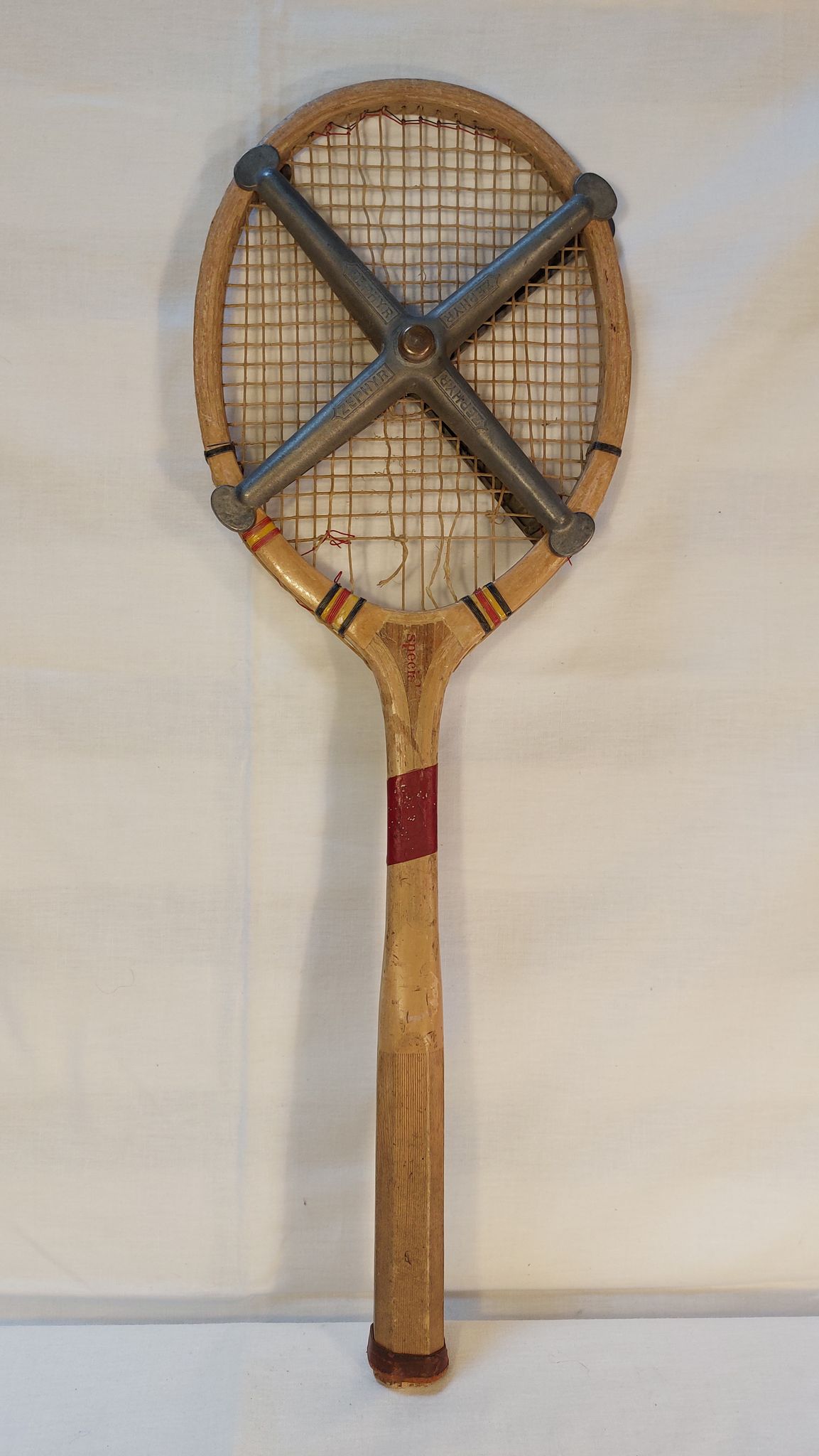 Ancienne raquette de tennis en bois doria spécial