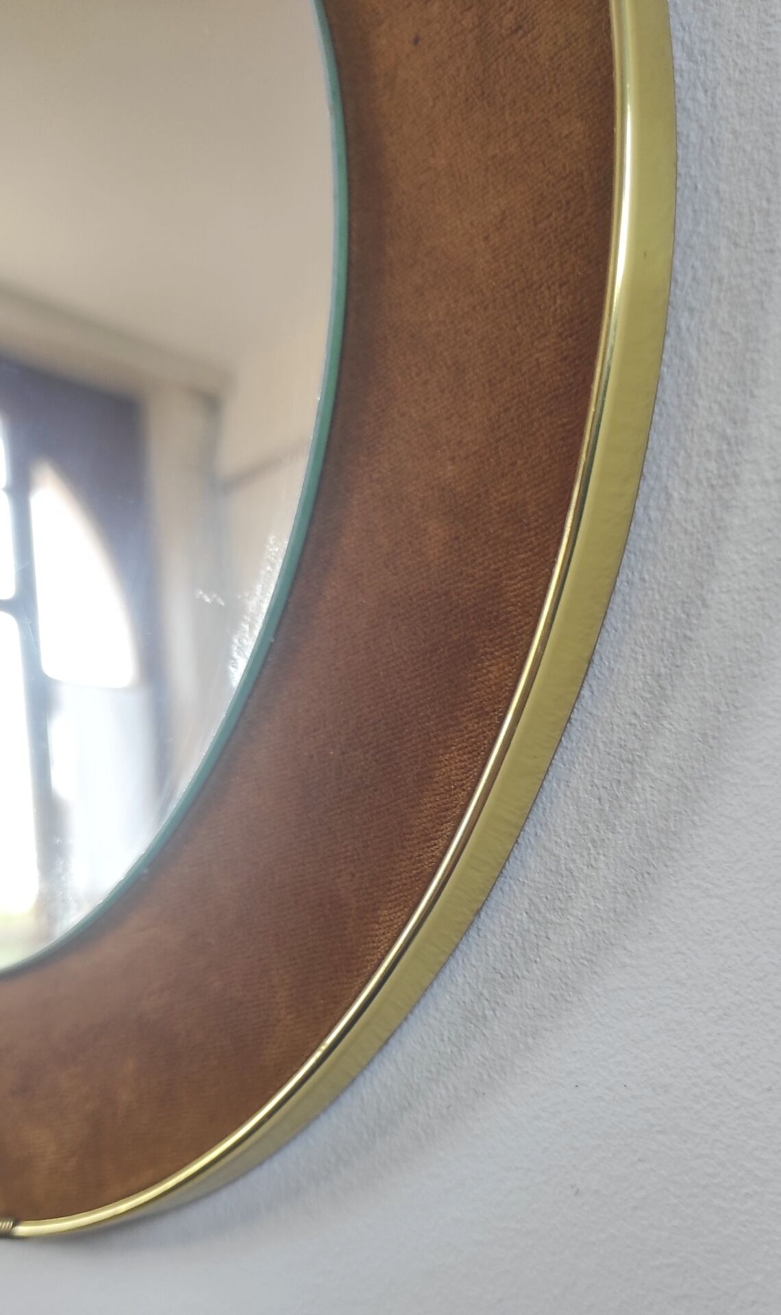 Vintage round mirror in brass and velvet