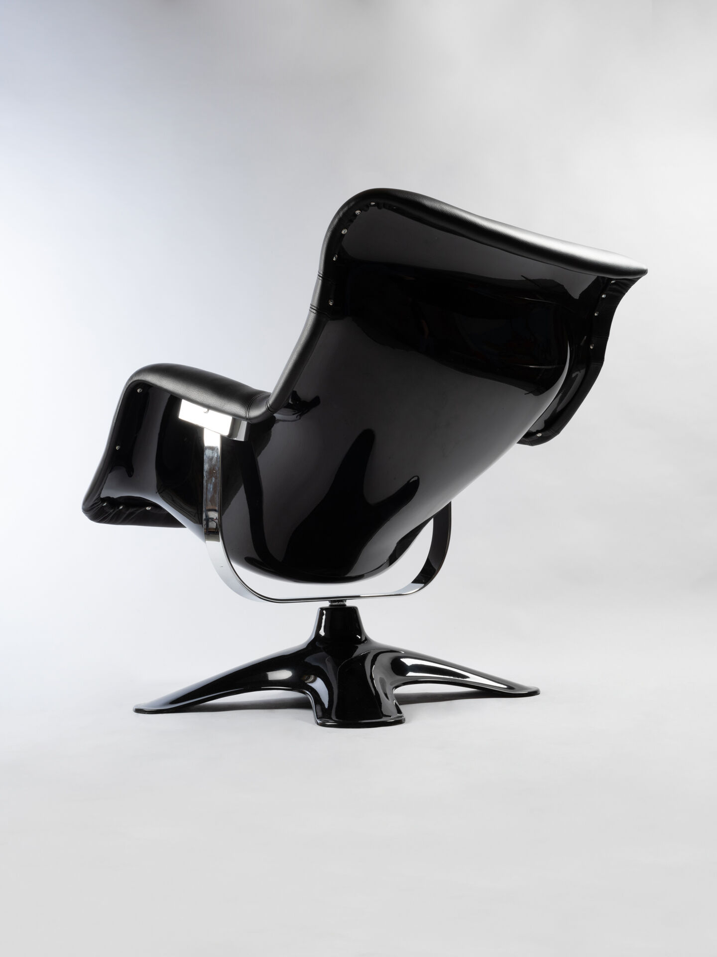 Karuselli chair and his ottoman by Yrjo Kukkapuro