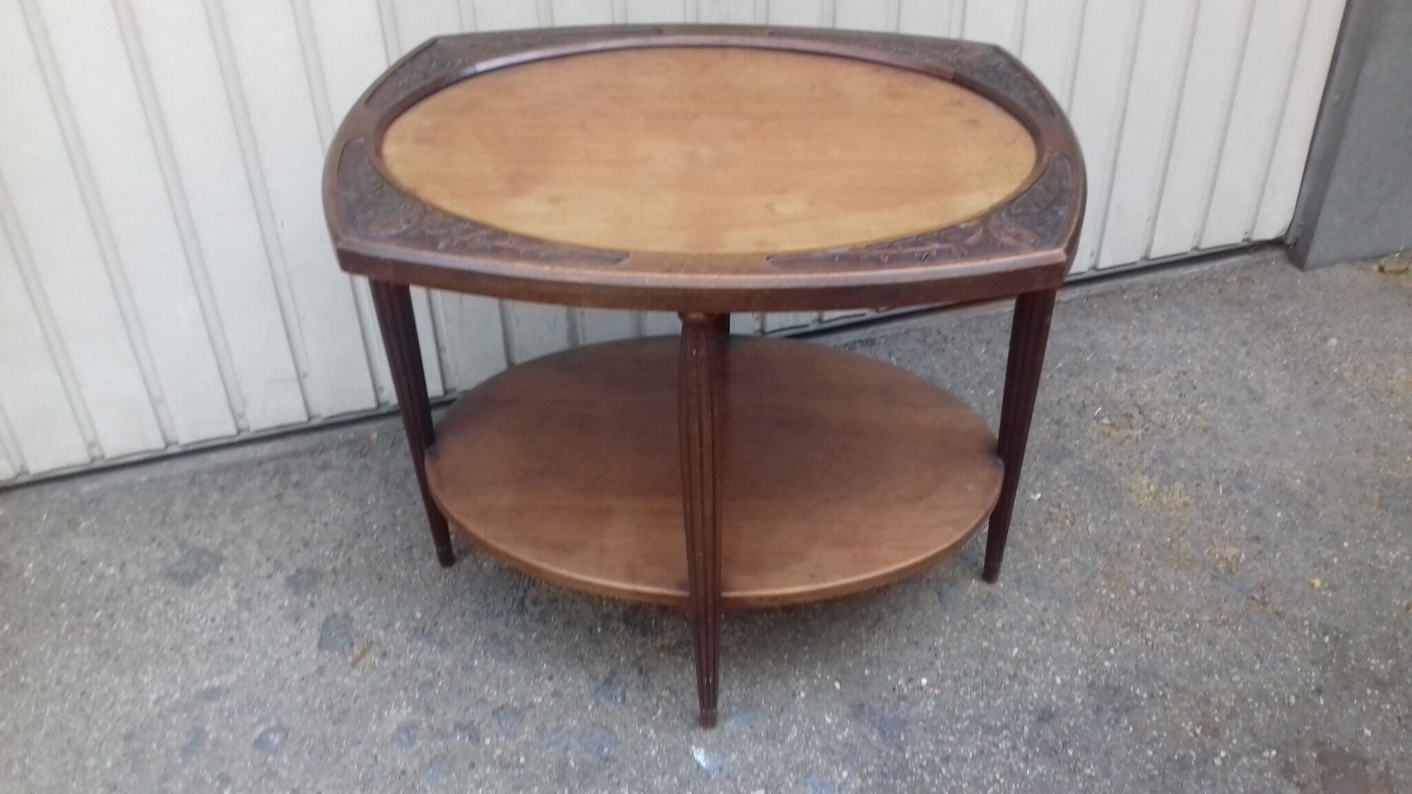 Coffee table 1900 walnut decoration carved with thistles