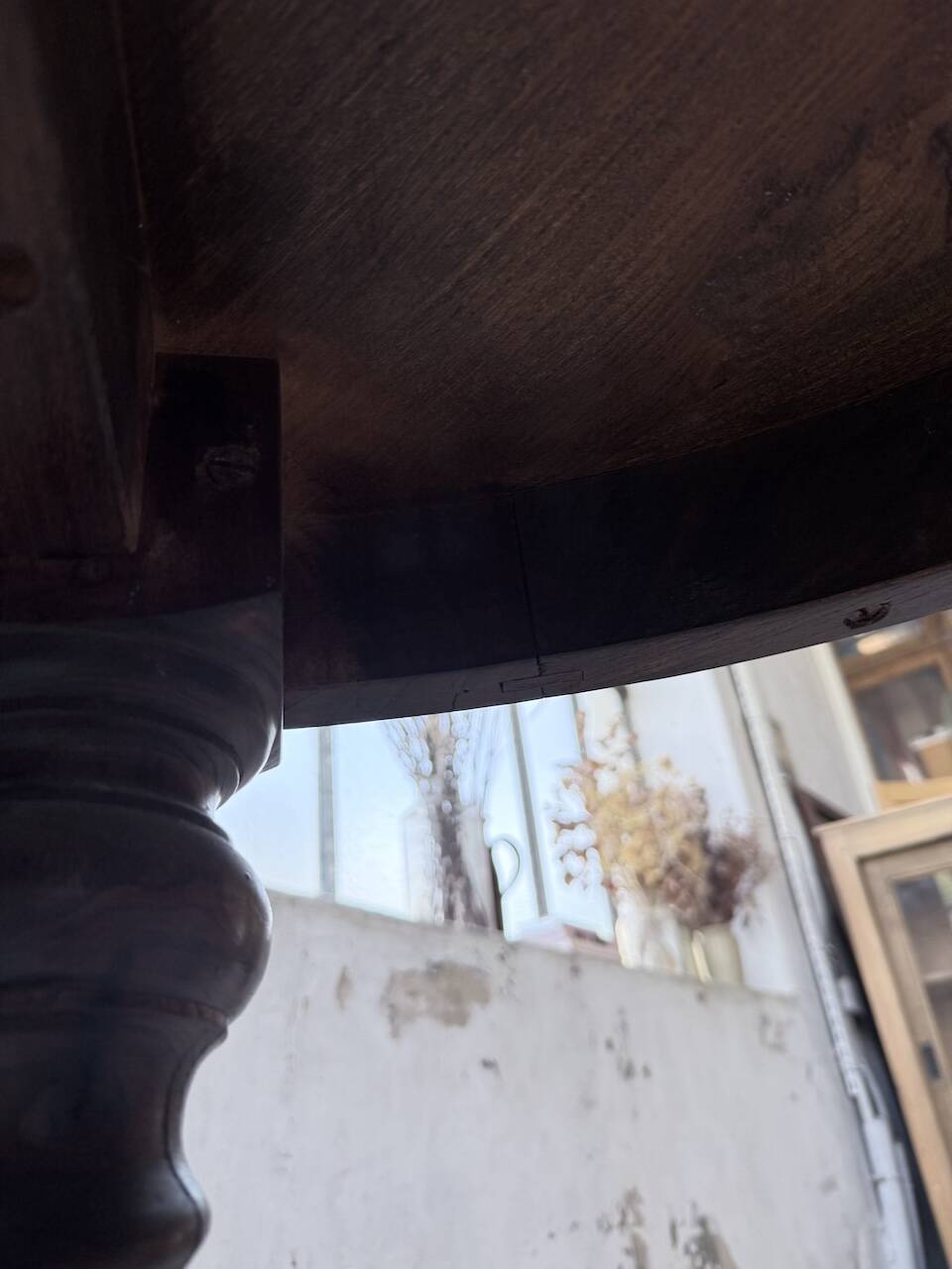 Table 1900 walnut round turned legs