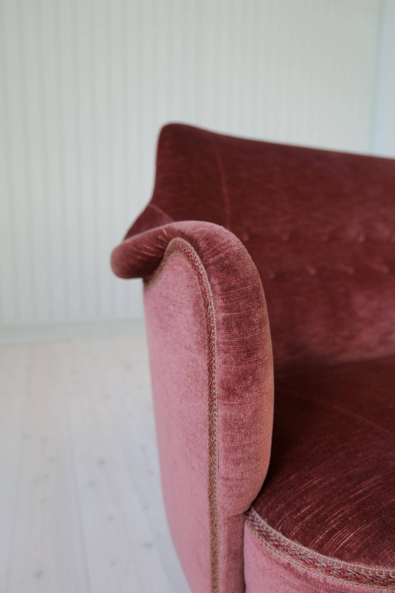 "Samsas" canapé in rare velvet by Carl Malmsten from the mid-century, Sweden, 1960s.