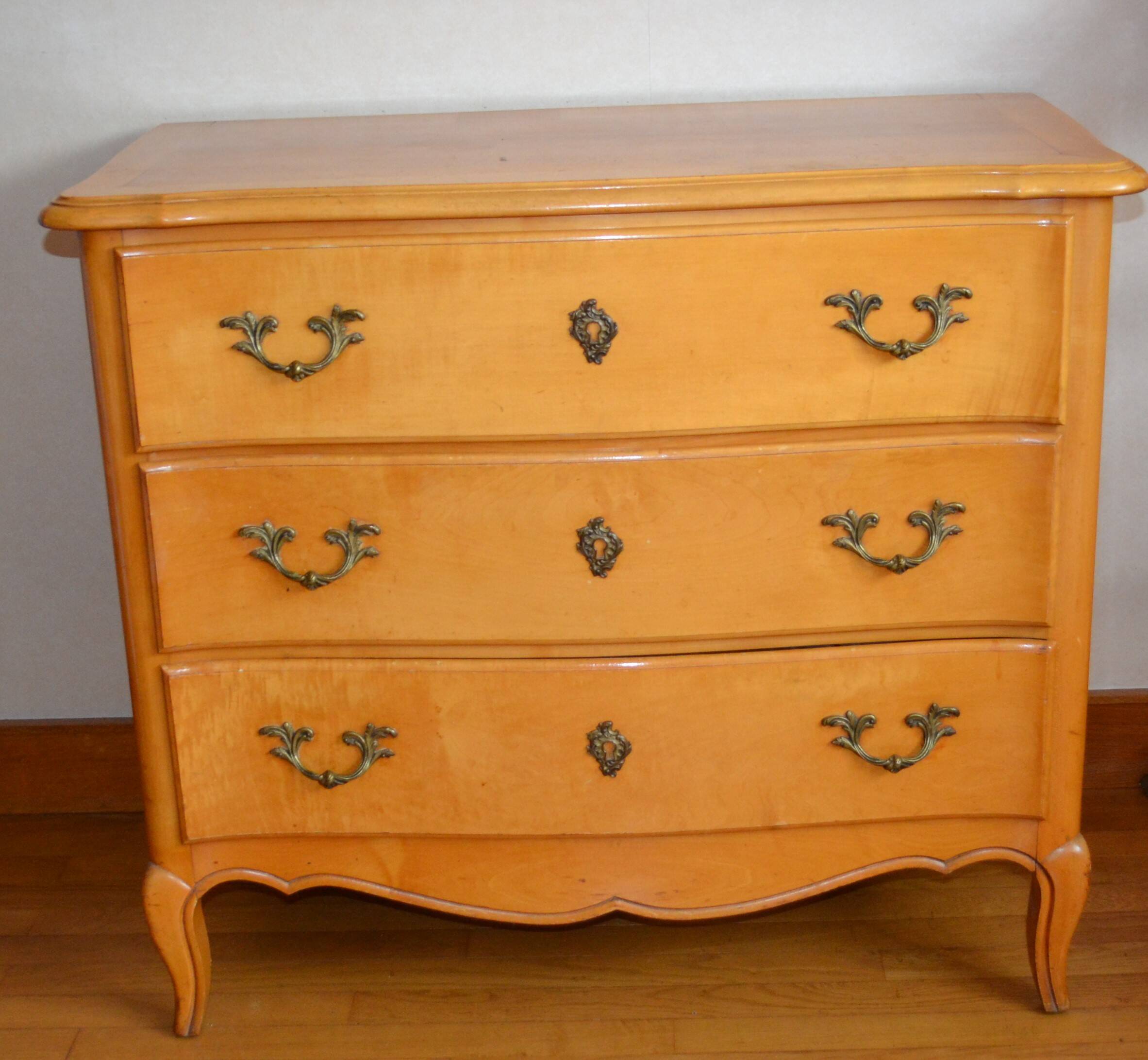 Commode en bois clair, trois tiroirs