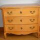 Commode en bois clair, trois tiroirs