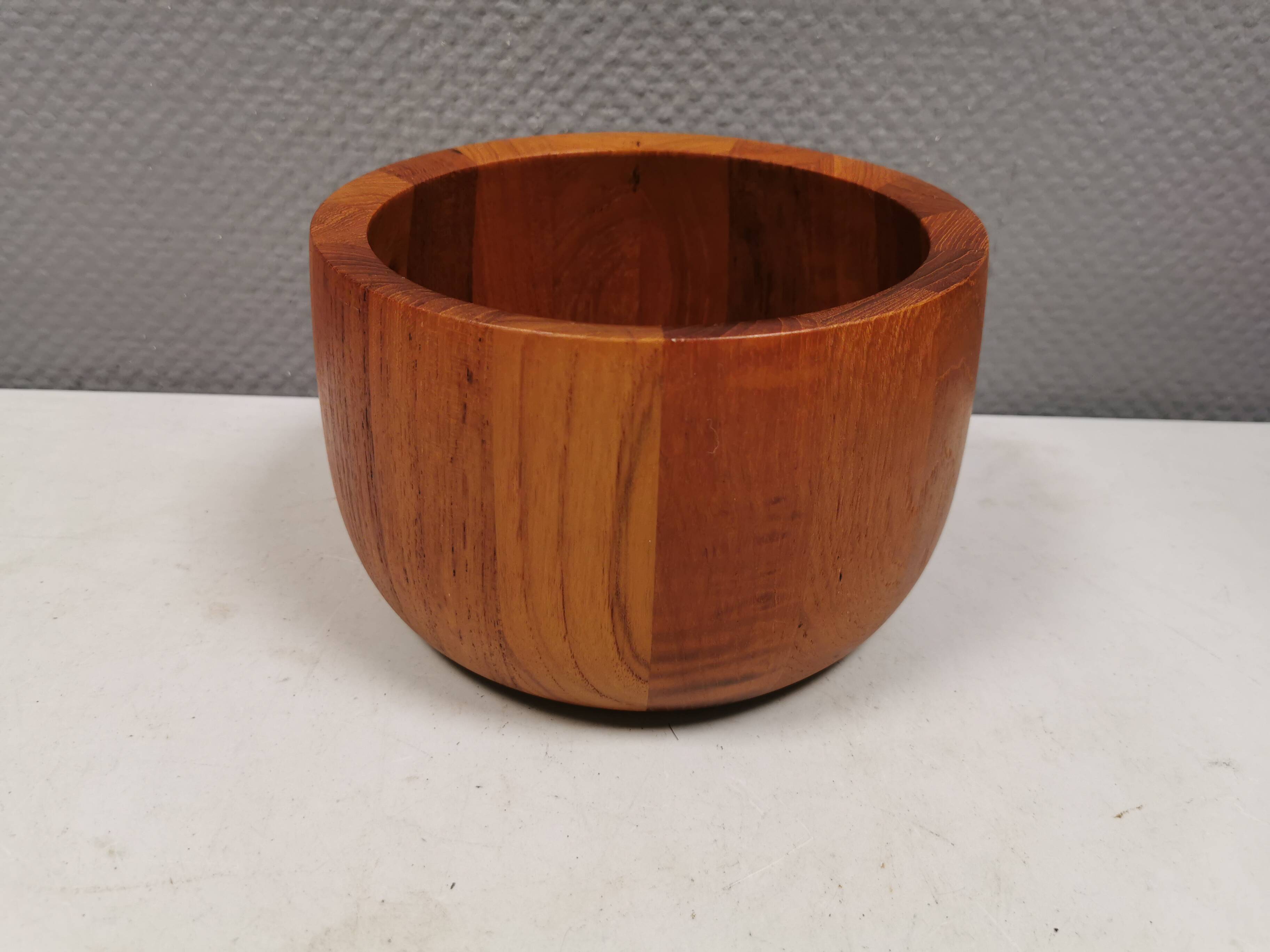 Beautiful large teak bowl from the 1970s by Nissen Denmark