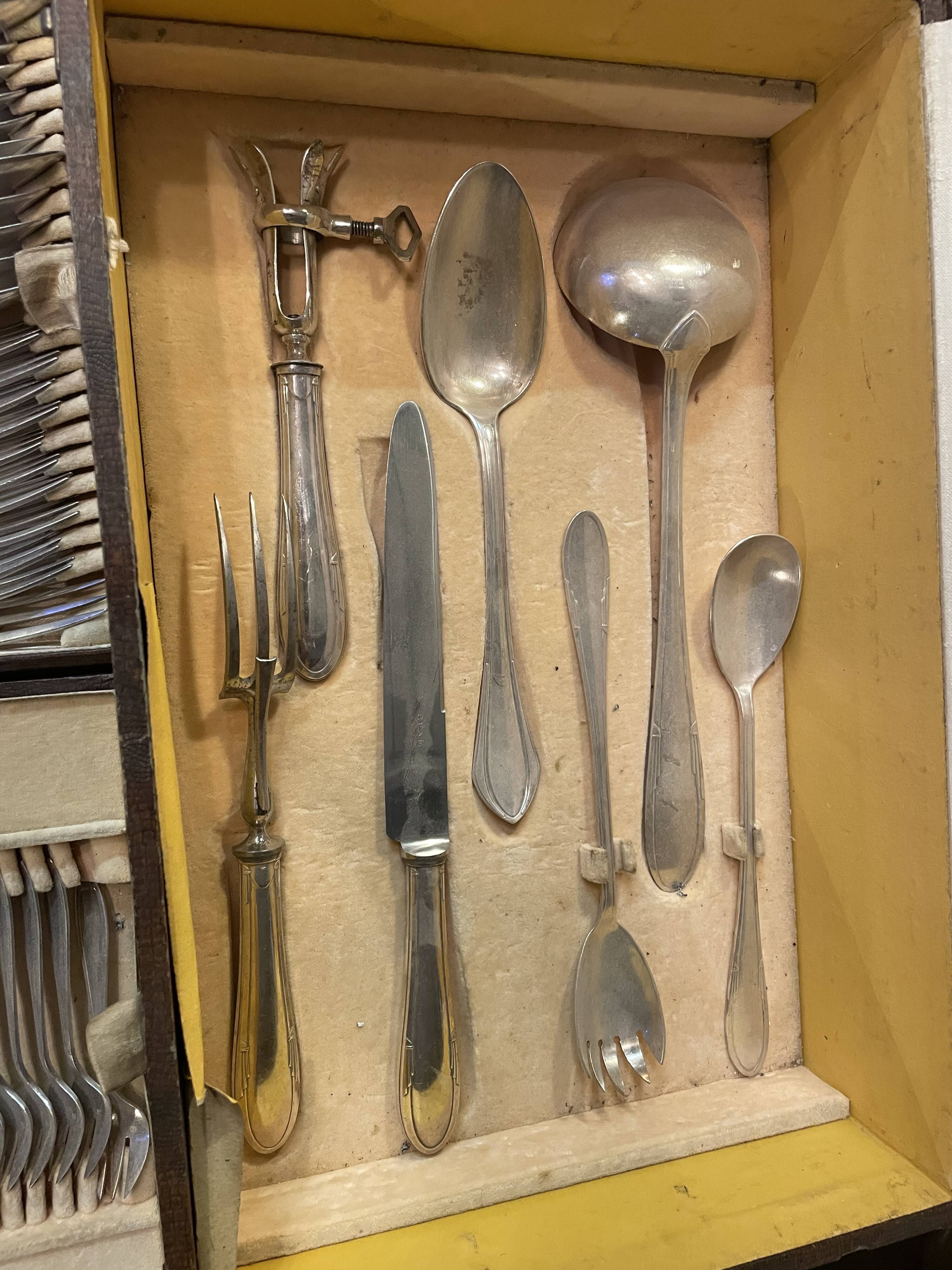 67-piece cutlery set
