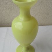 Vase en opaline jaune