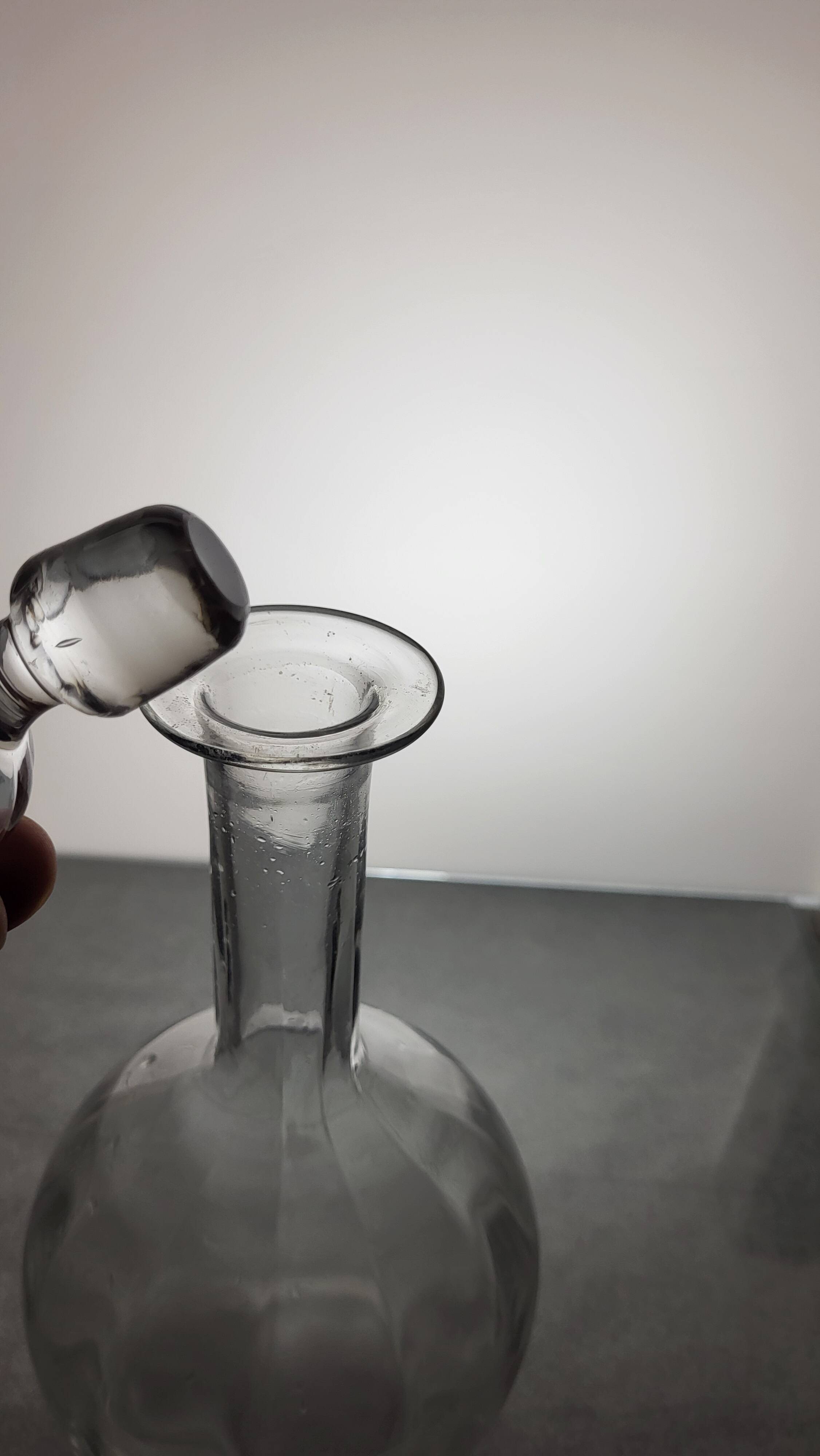 Carafe en verre décor gravé