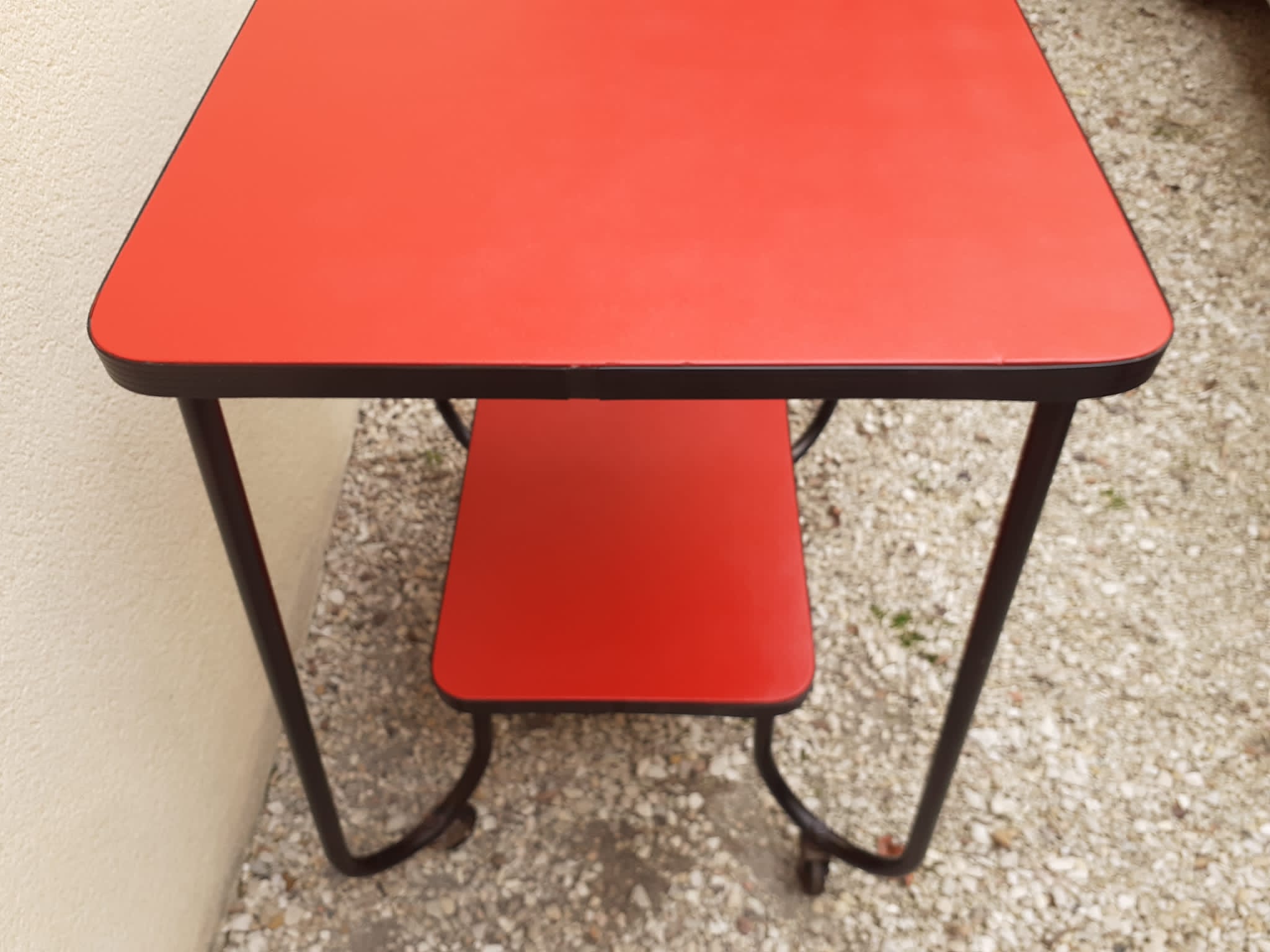Red side table in Skaï
