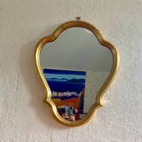 Miroir mural dans un cadre en bois doré
