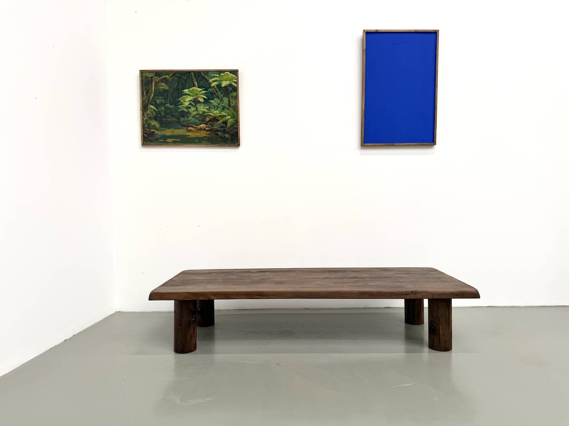 Modernist coffee table in solid elm, cylindrical pine base, 1970s.