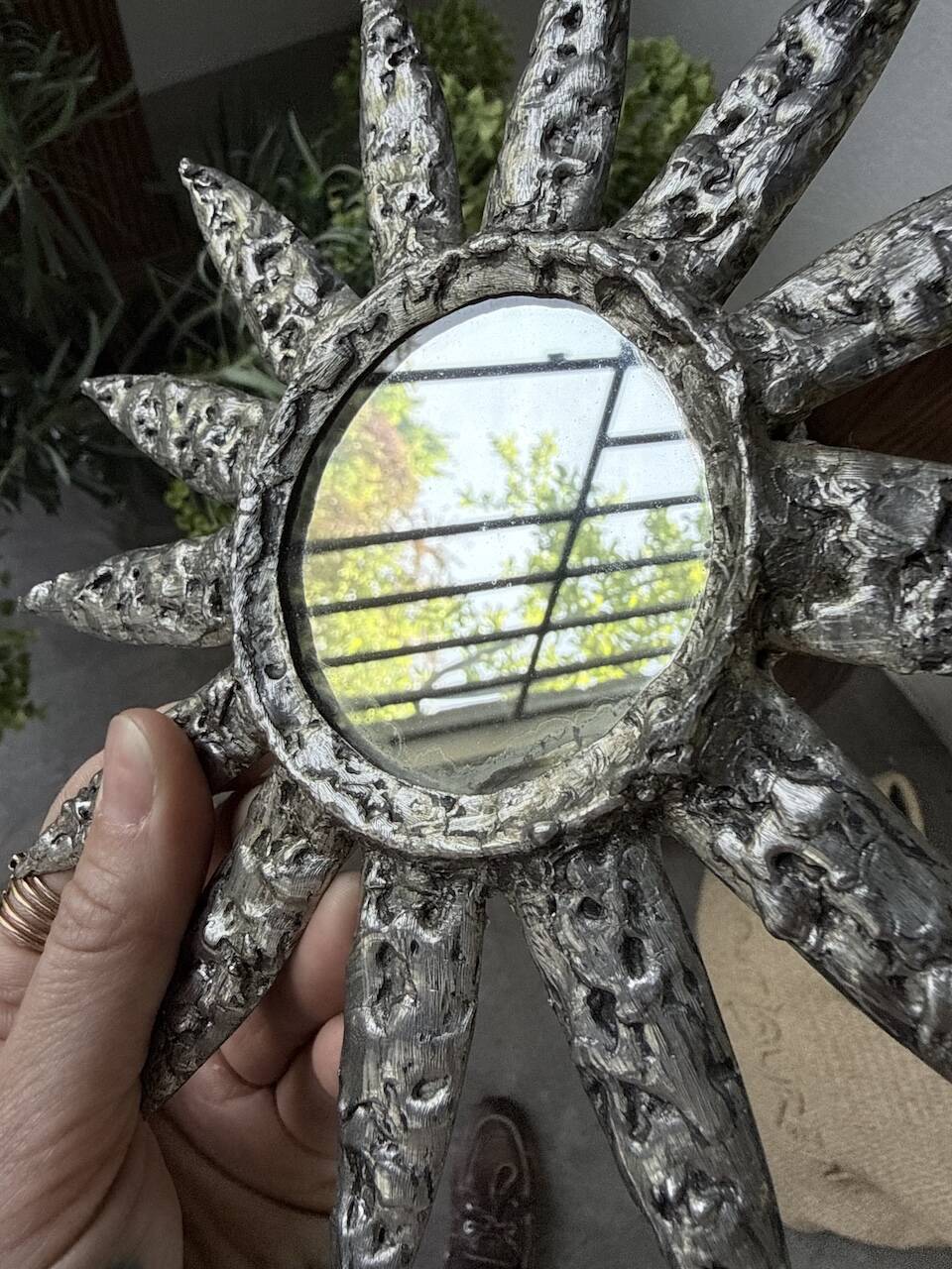 Petit miroir rond soleil métal martelé brutaliste 1950