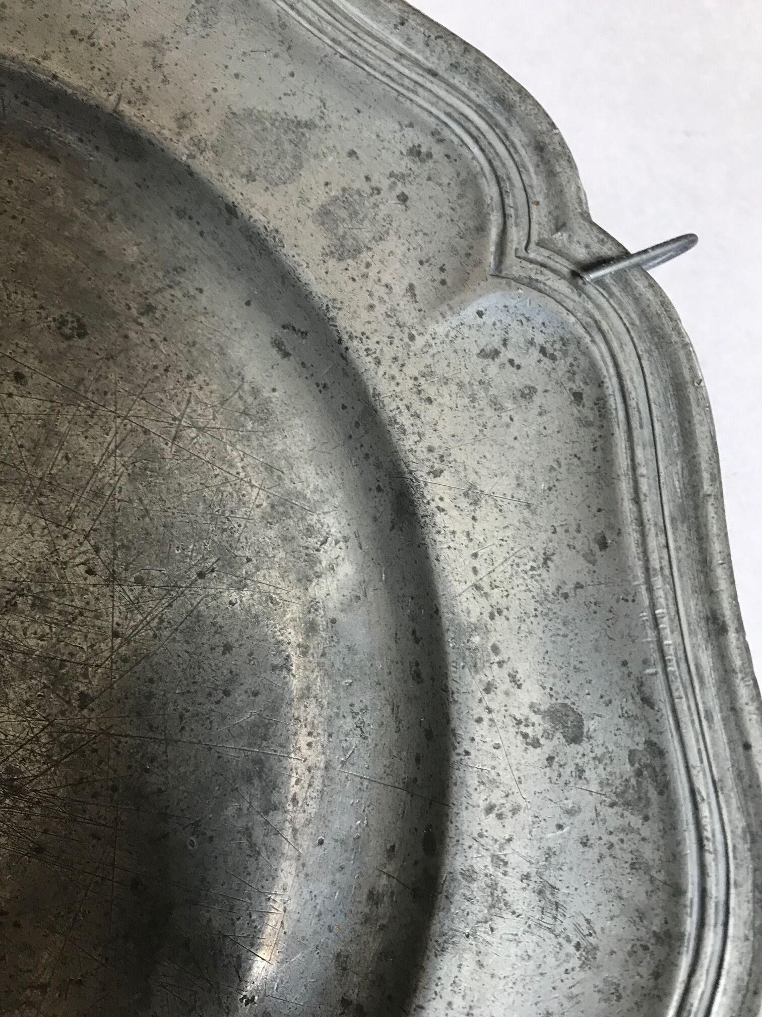 Assiettes en étain