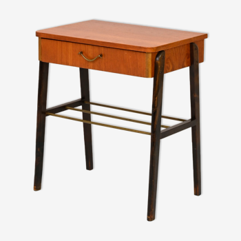 Table de chevet des années 1960 avec détails métalliques