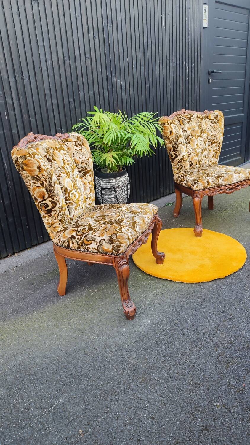 Set of 2 velvet cocktail/toadstool chairs