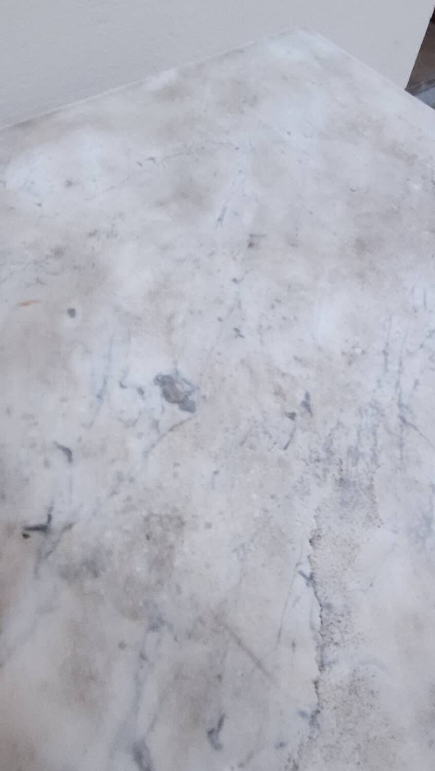 Bistro pedestal table in marble and cast iron lion paws