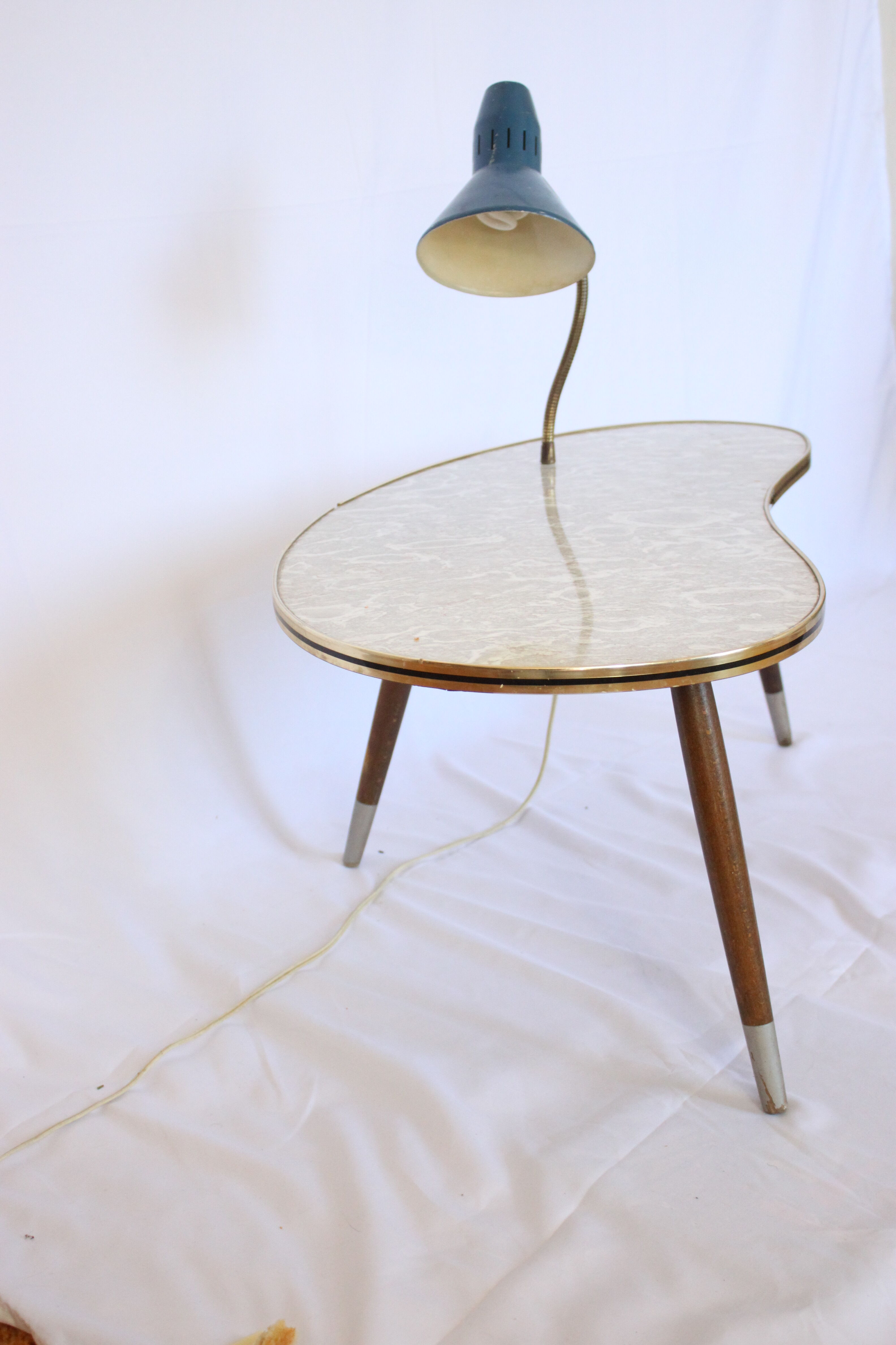Table haricot avec une lampe