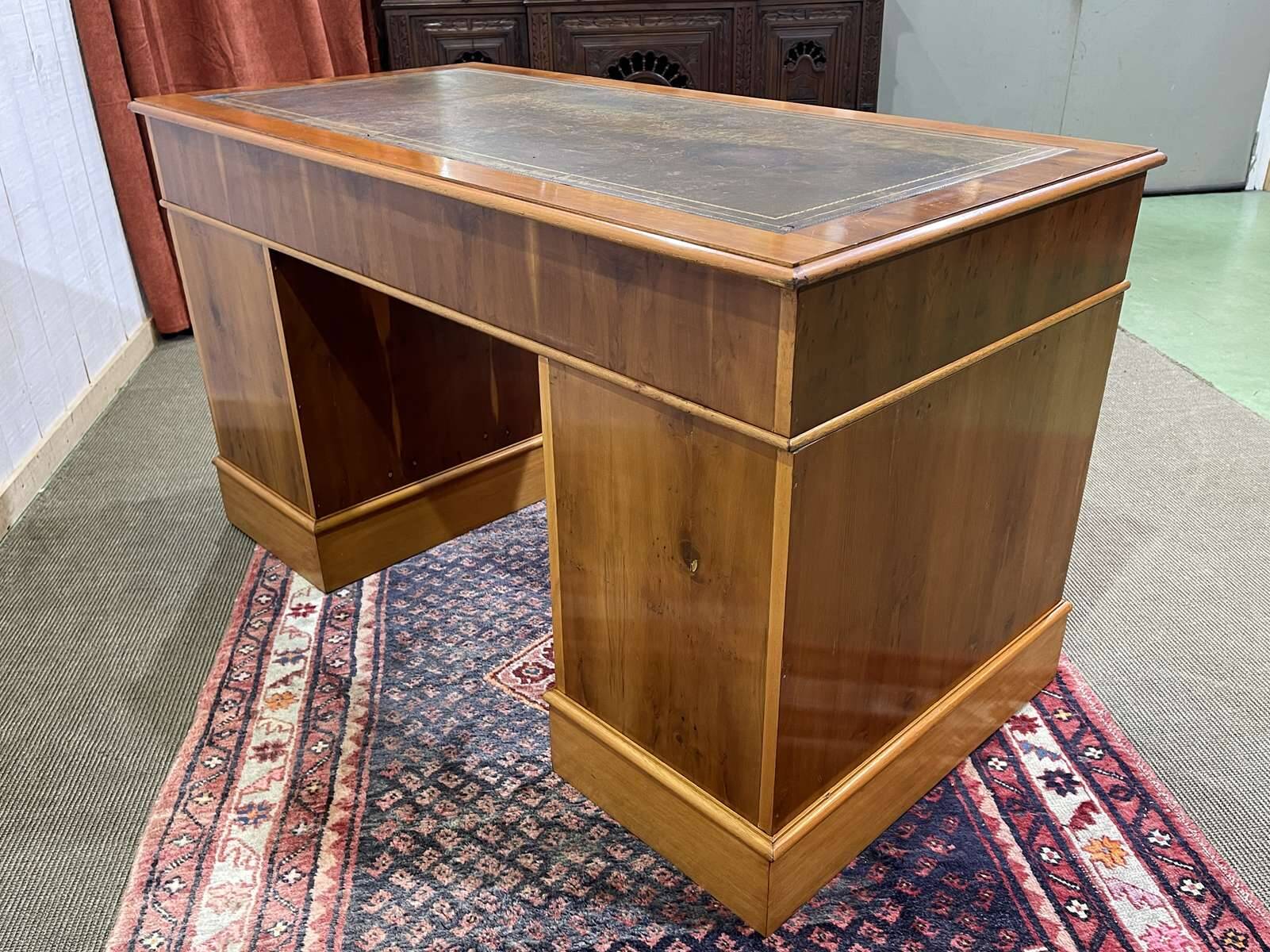 Bureau plat à caissons anglais des années 1950 en if