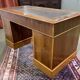 Bureau plat à caissons anglais des années 1950 en if