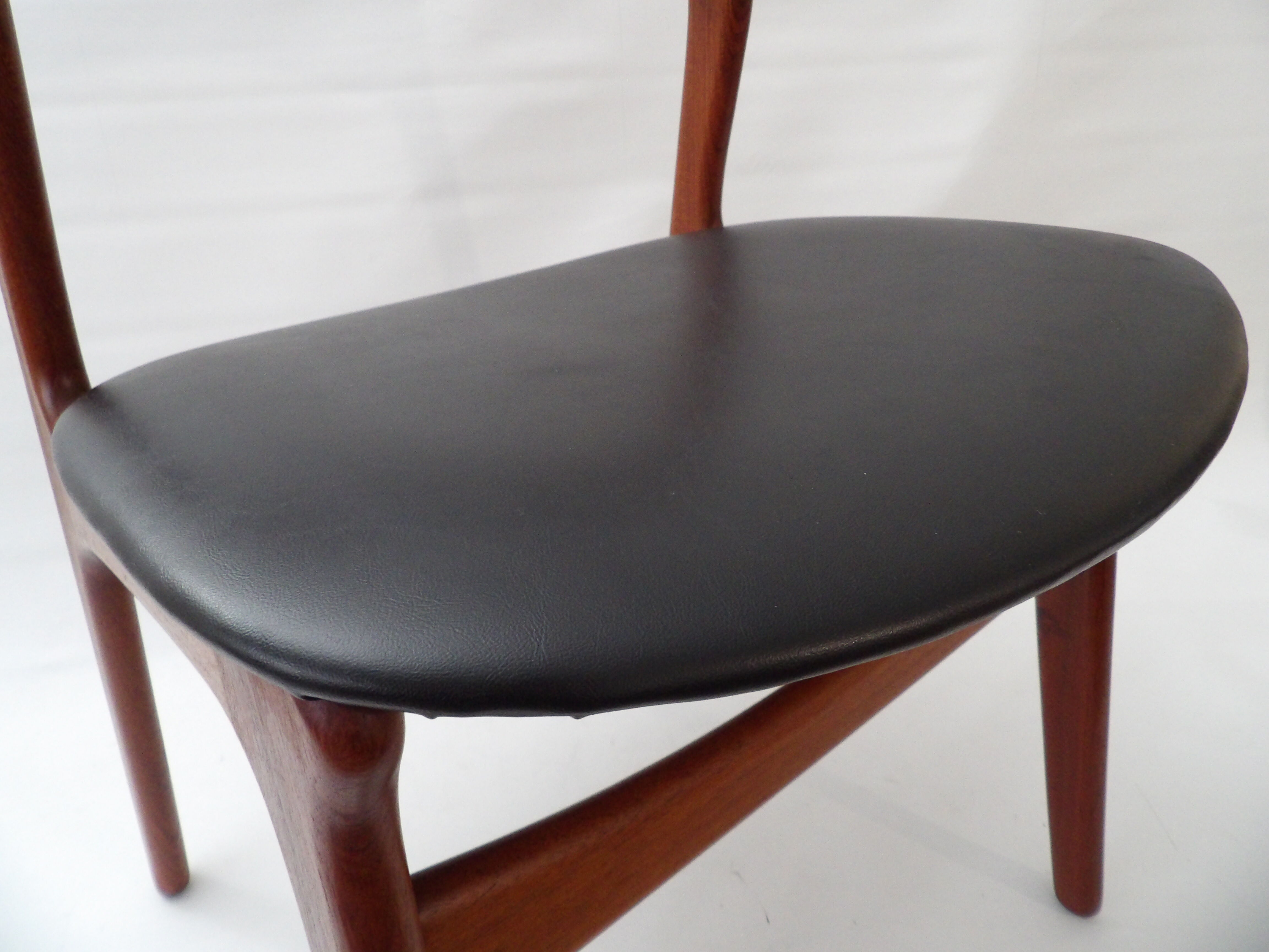 Un lot de deux chaises danoises modele 310 d'Erik Buck, 1960